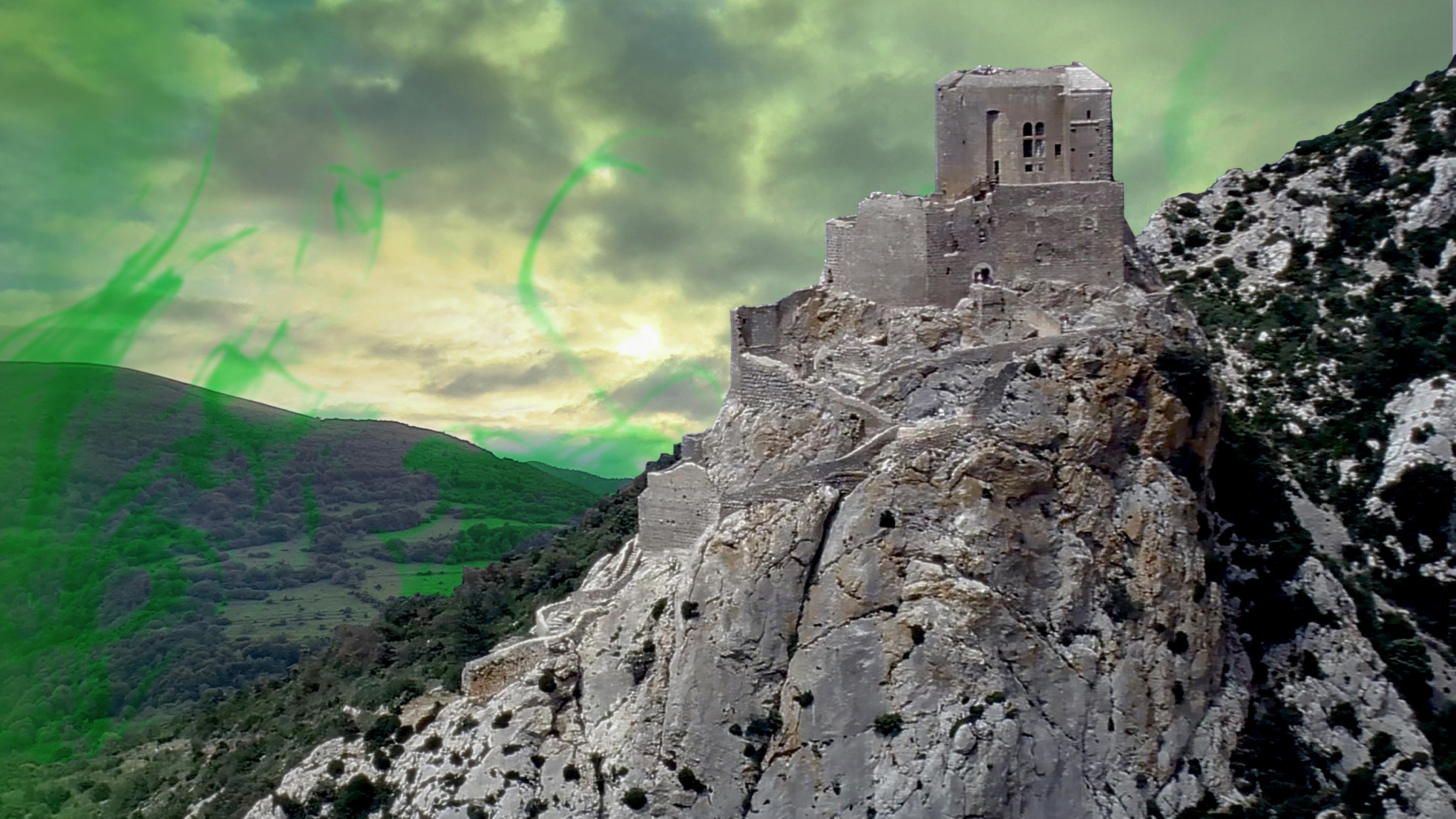 Montage: Panoramablick auf die Ruine der Bergfestung Montségur, der Himmel über der Landschaft im Hintergrund ist düster und grün eingefärbt.