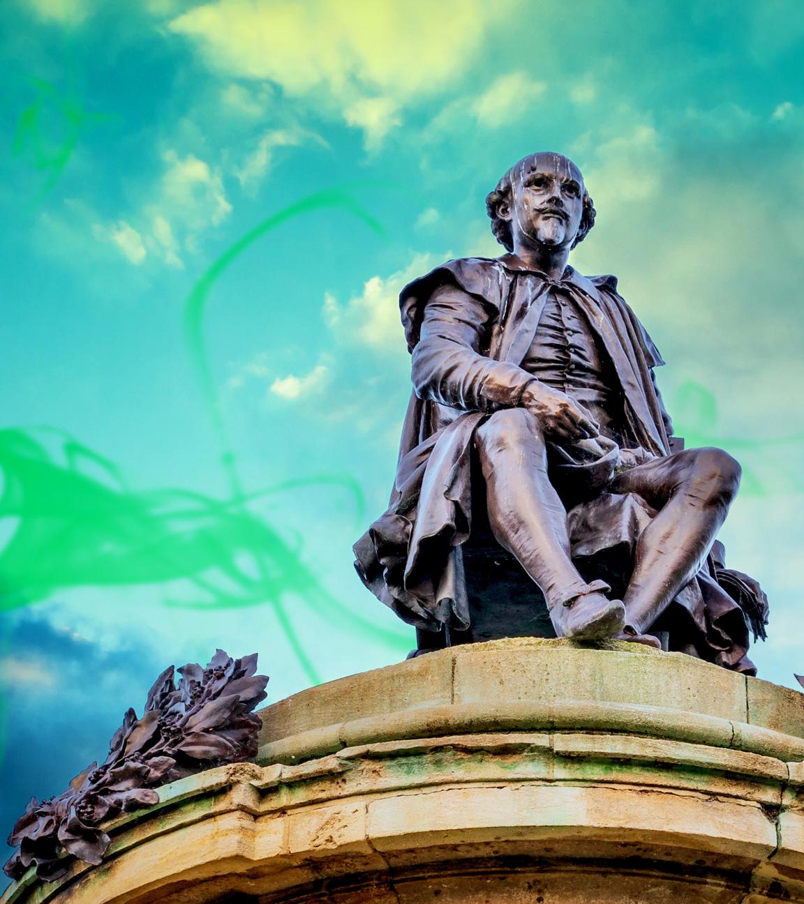 Hinter der Bronzestatue von William Shakespeare in Stratford upon Avon liegt ein dramatisch grün eingefärbter Himmel.