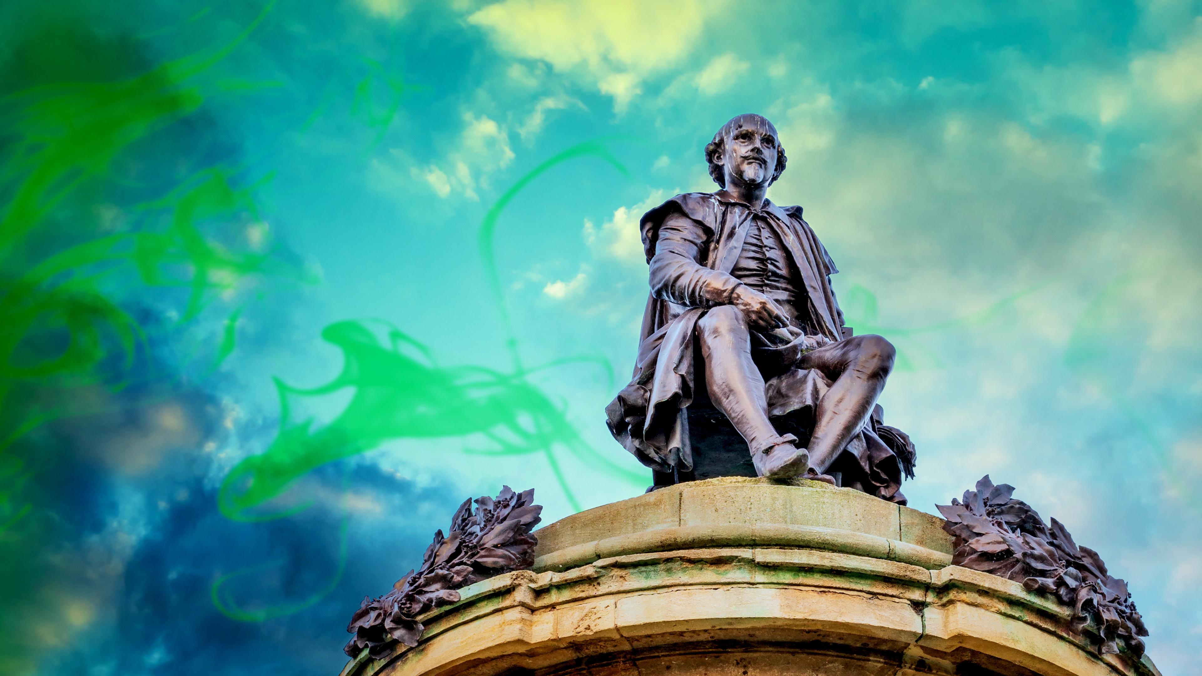 Hinter der Bronzestatue von William Shakespeare in Stratford upon Avon liegt ein dramatisch grün eingefärbter Himmel.