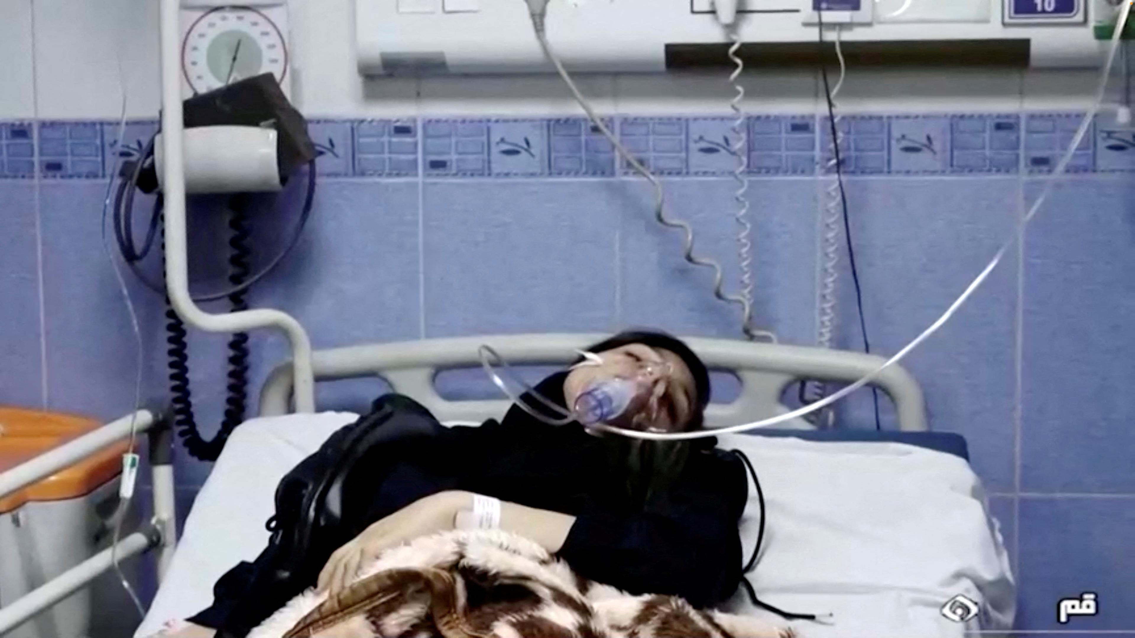Eine junge Frau liegt im Krankenhaus nachdem sie vergiftet worden ist.