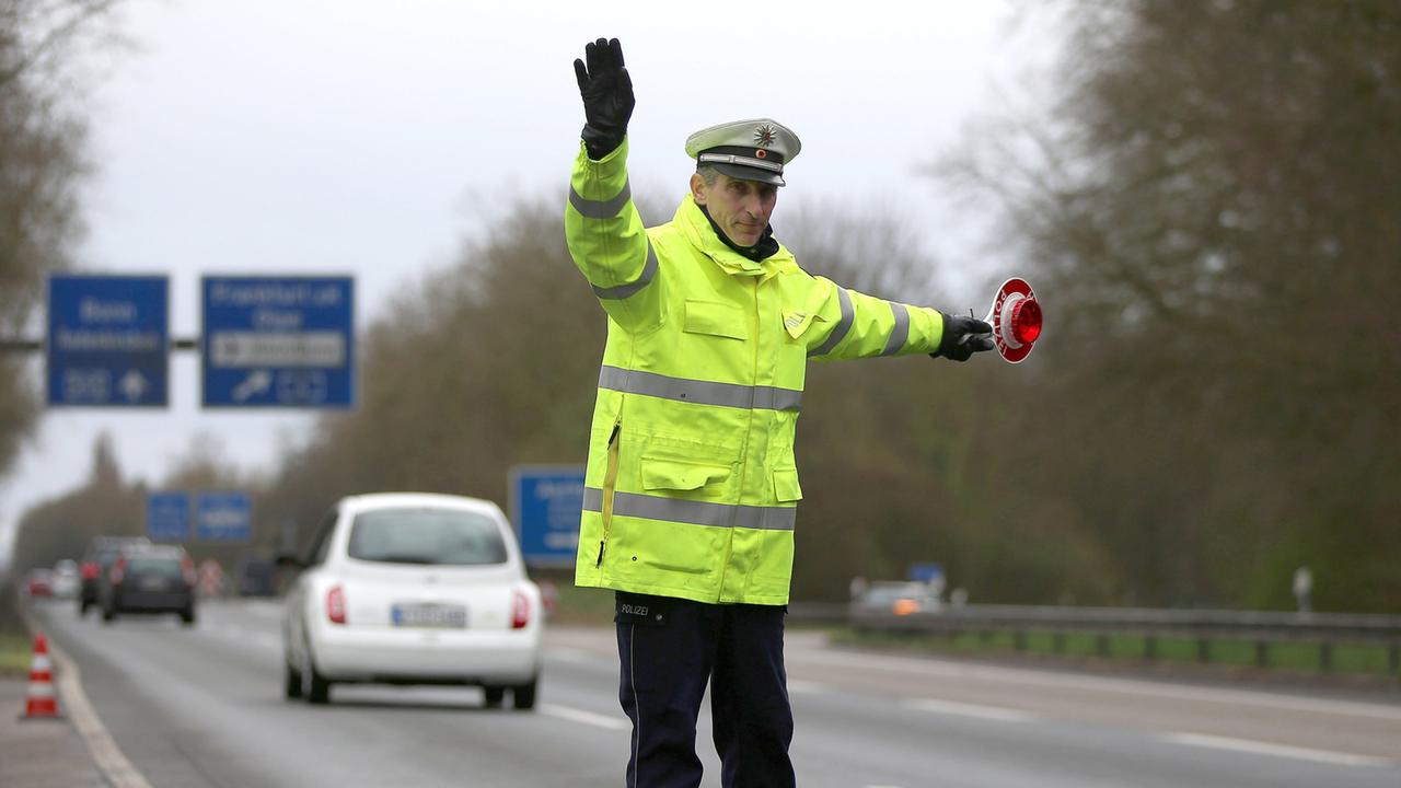 Bundesweite Aktion: Polizei Kontrolliert Autos Und Fahrräder - ZDFheute