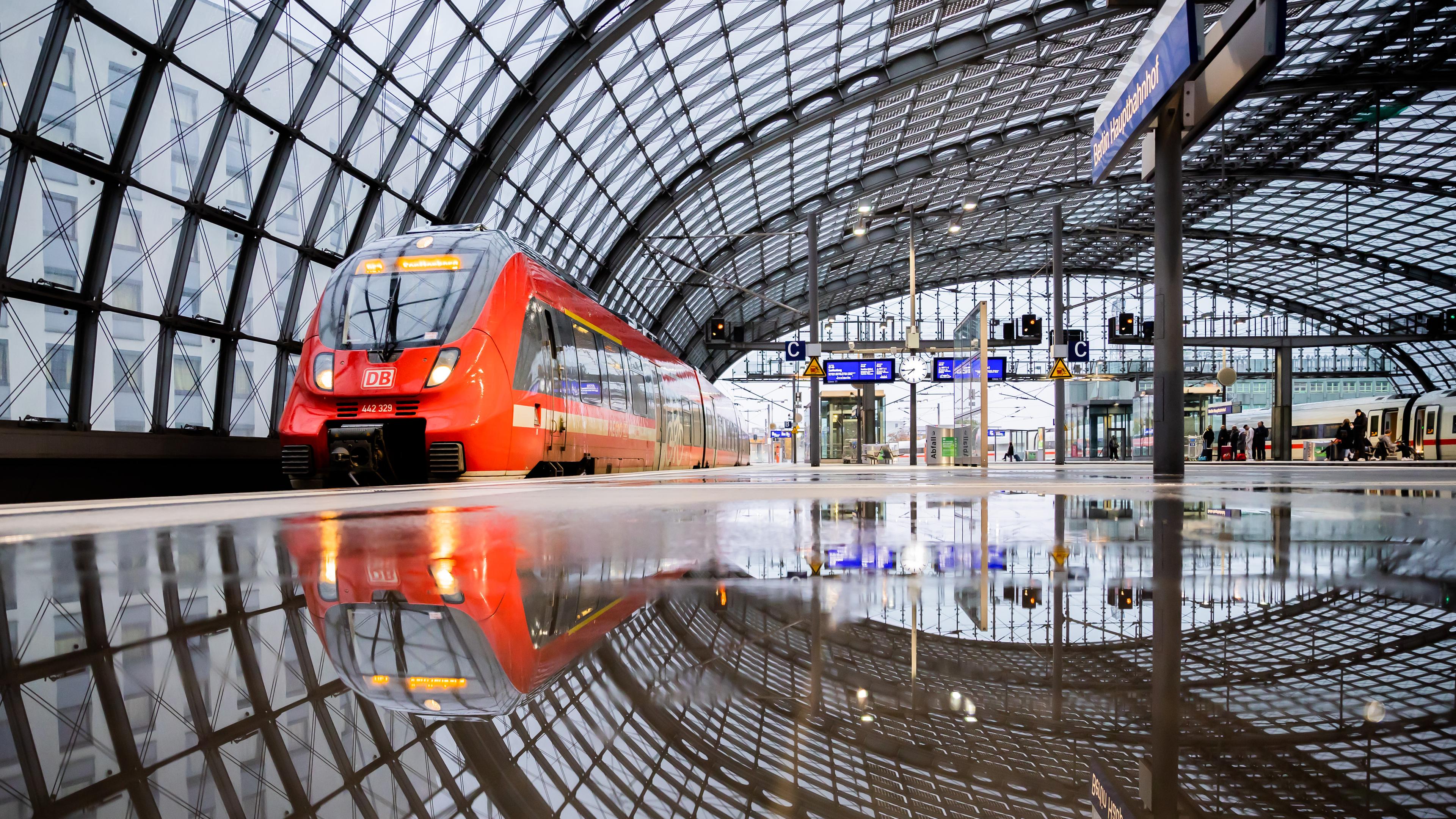 Ein Regionalzug fährt am Berliner Hauptbahnhof ein