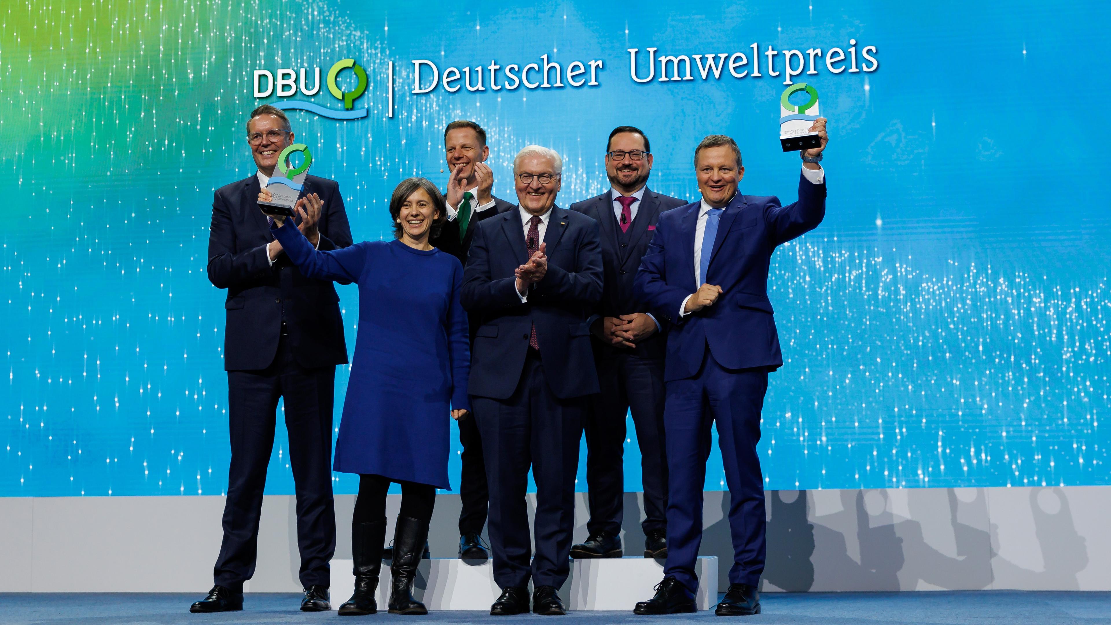 Ministerpräsident von Rheinland-Pfalz, Alexander Schweitzer, DBU-Kuratoriumsvorsitzender Prof. Dr. Kai Niebert, DBU-Generalsekretär Alexander Bonde, Dr. Franziska Tanneberge, Bundespräsident Frank-Walter Steinmeier, Dipl.-Ing. Thomas Speidel bei der Verleihung des Deutschen Umweltpreis der Deutschen Bundesstiftung.