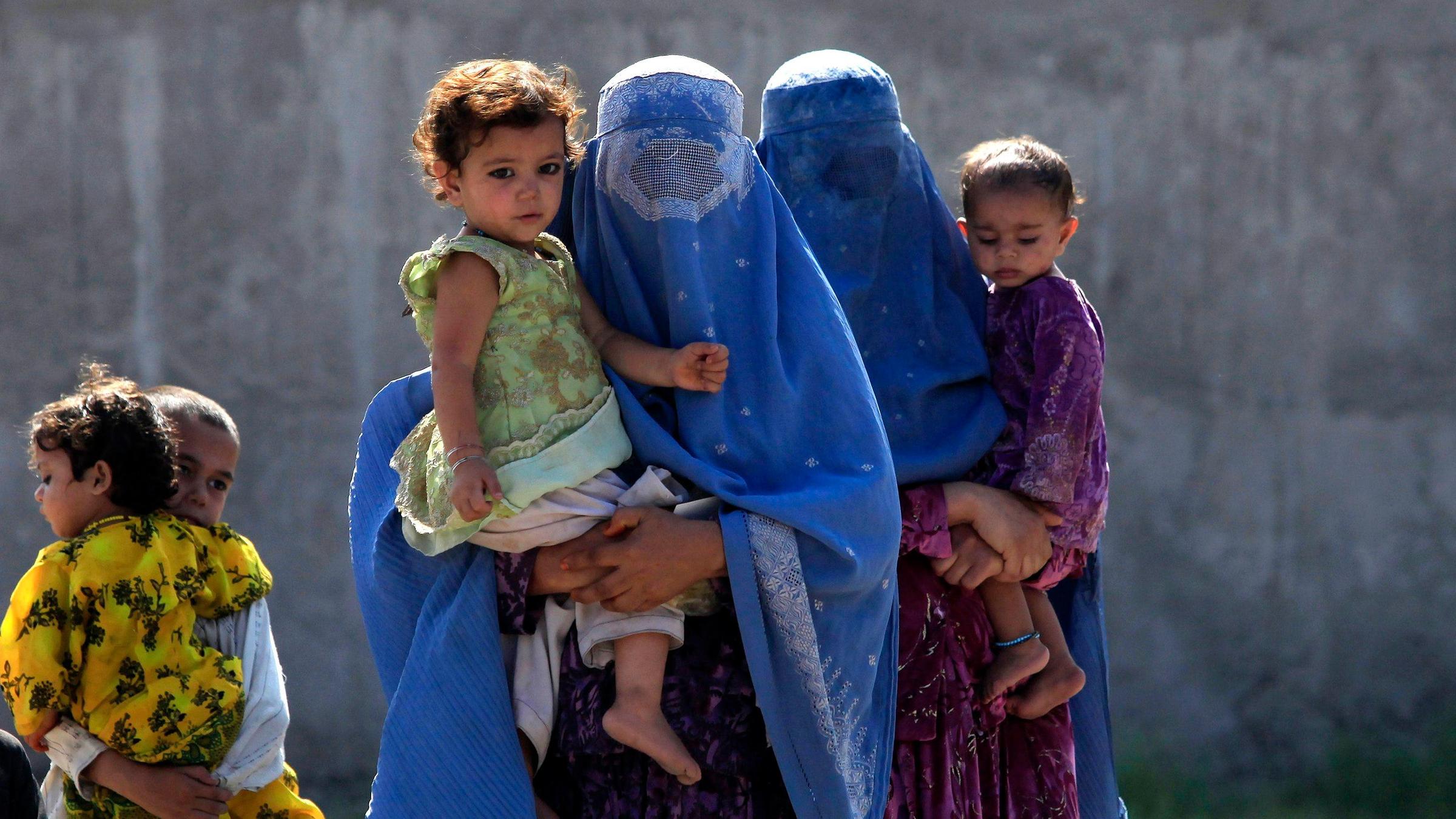 Afghanische Frauen Leben In Angst Vor Den Taliban Zdfheute