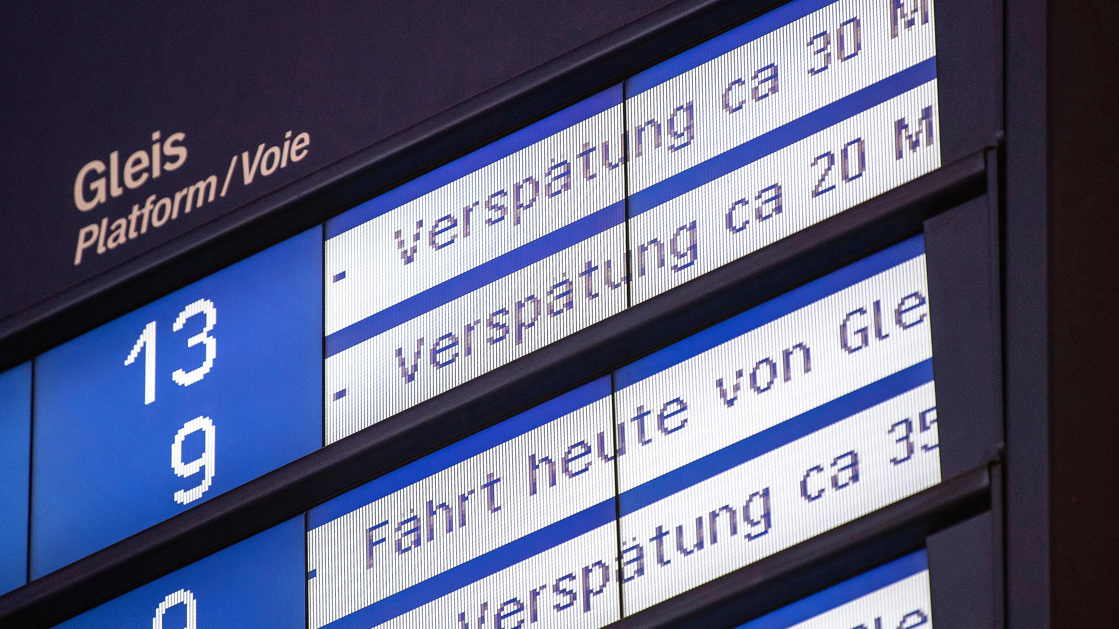 Auf einer Anzeigetafel am Hauptbahnhof werden bei mehreren Zugverbindungen Verspätungen angezeigt
