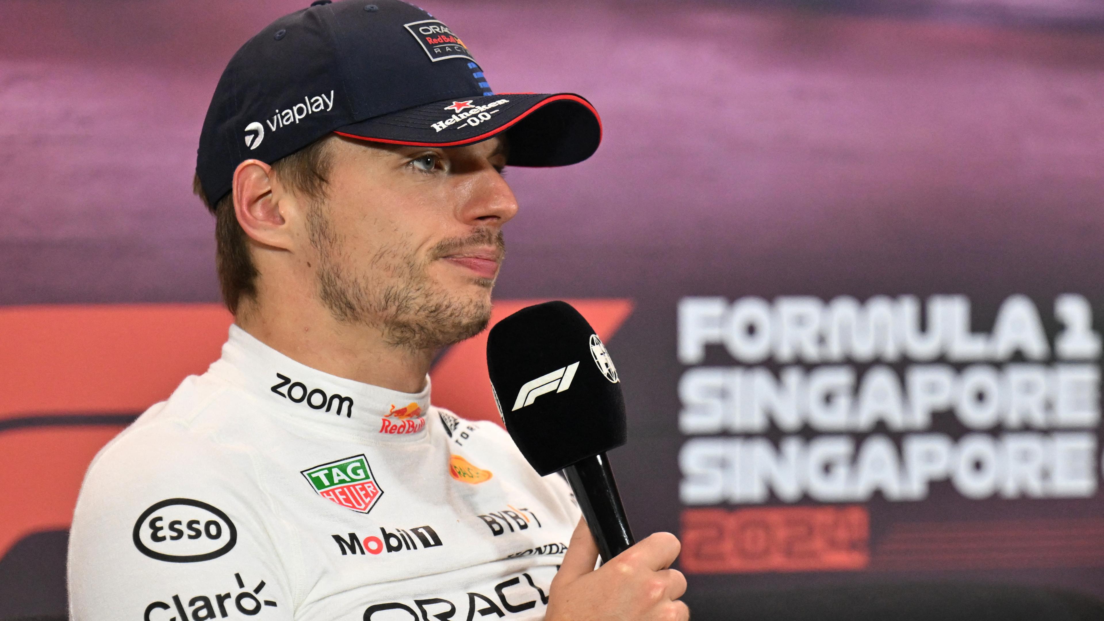 Red-Bull-Pilot Max Verstappen spricht nach dem Großen Preis von Singapur bei einer Pressekonferenz am 22. September 2024 ins Mikrofon.