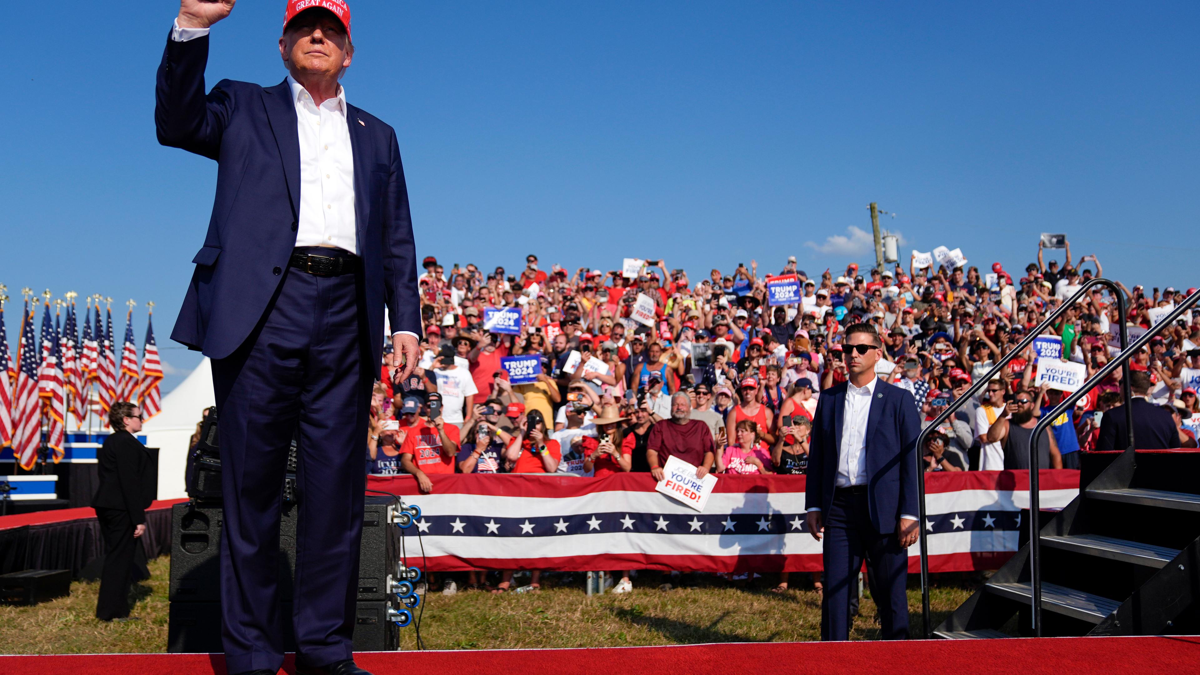 USA, Butler: Der republikanische Präsidentschaftsbewerber und ehemalige US-Präsident Donald Trump kommt zu einer Wahlkampfveranstaltung in Butler.