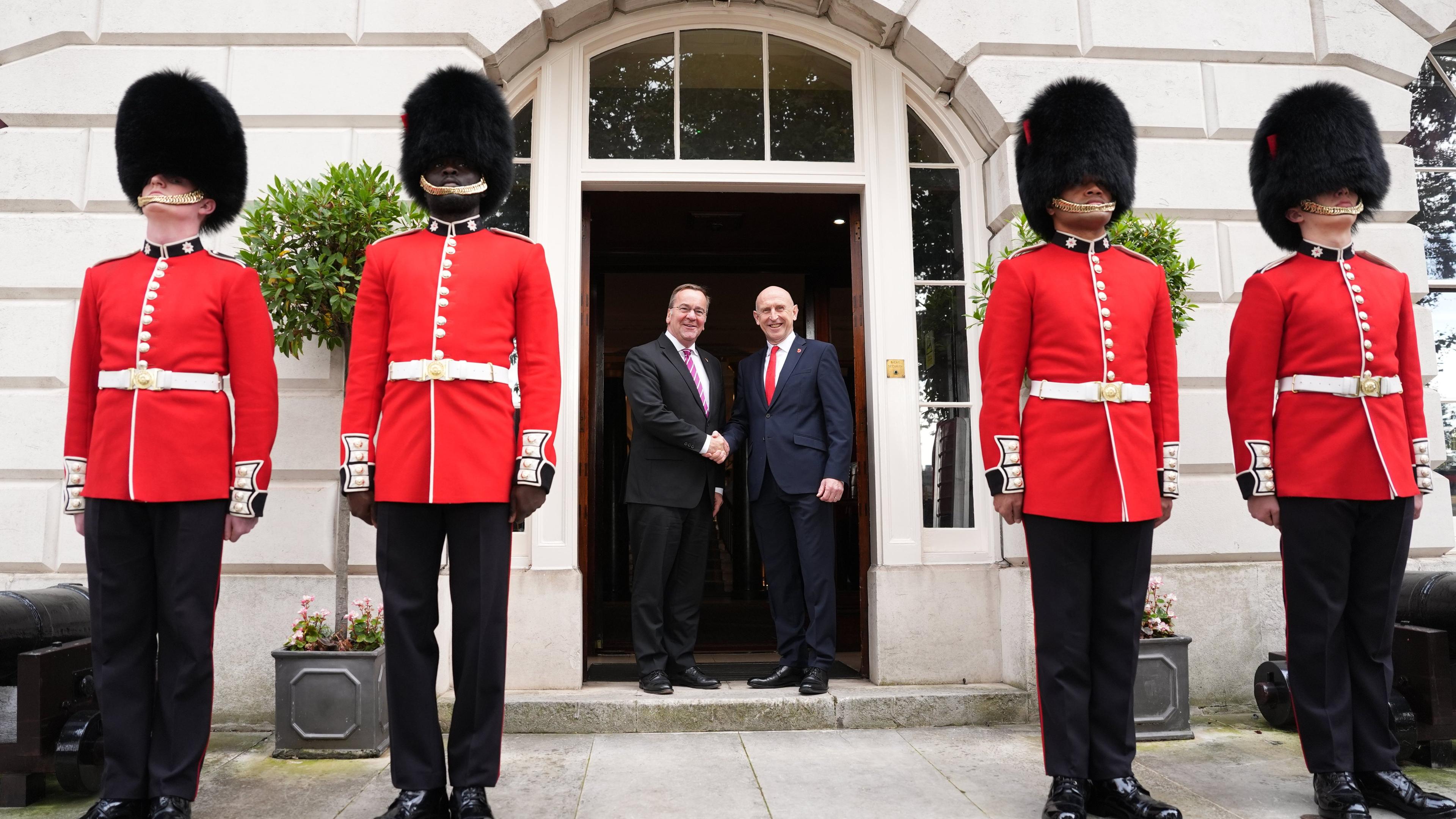 Großbritanniens Verteidigungsminister John Healey und sein deutscher Amtskollege Boris Pistorius treffen zur Unterzeichnung eines neuen deutsch-britischen Verteidigungsabkommens in London ein. 