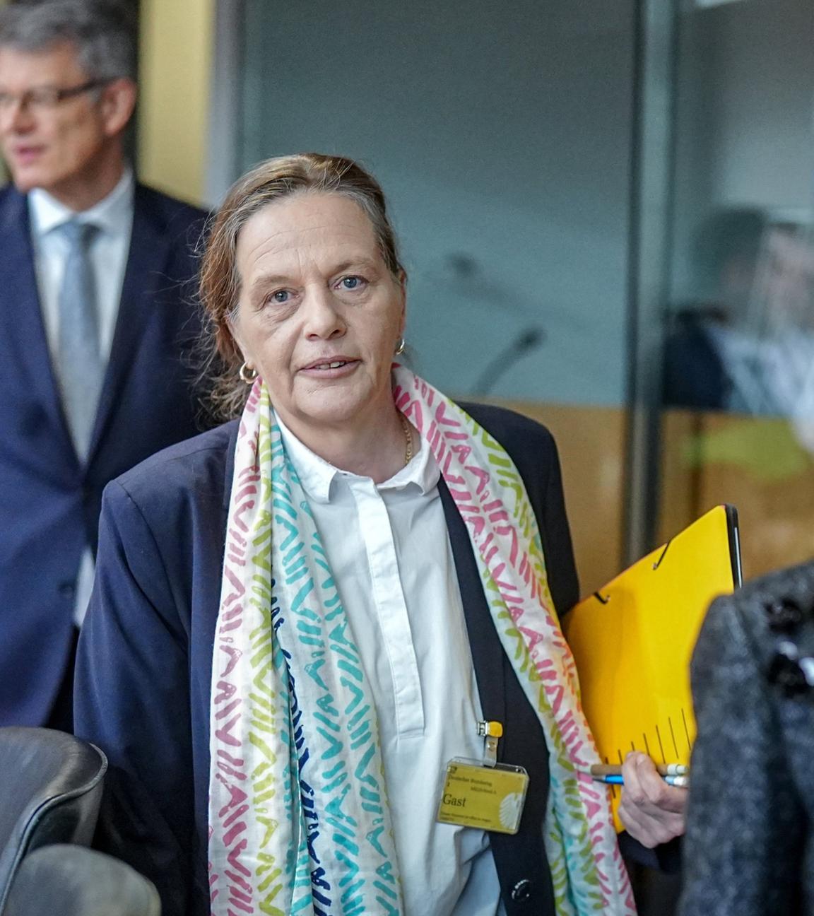 Ruth Brand (l), Bundeswahlleiterin, und die Ausschussvorsitzende Daniela Ludwig (CSU) nehmen an der Sitzung des Wahlprüfungsausschusses des Bundestags teil.