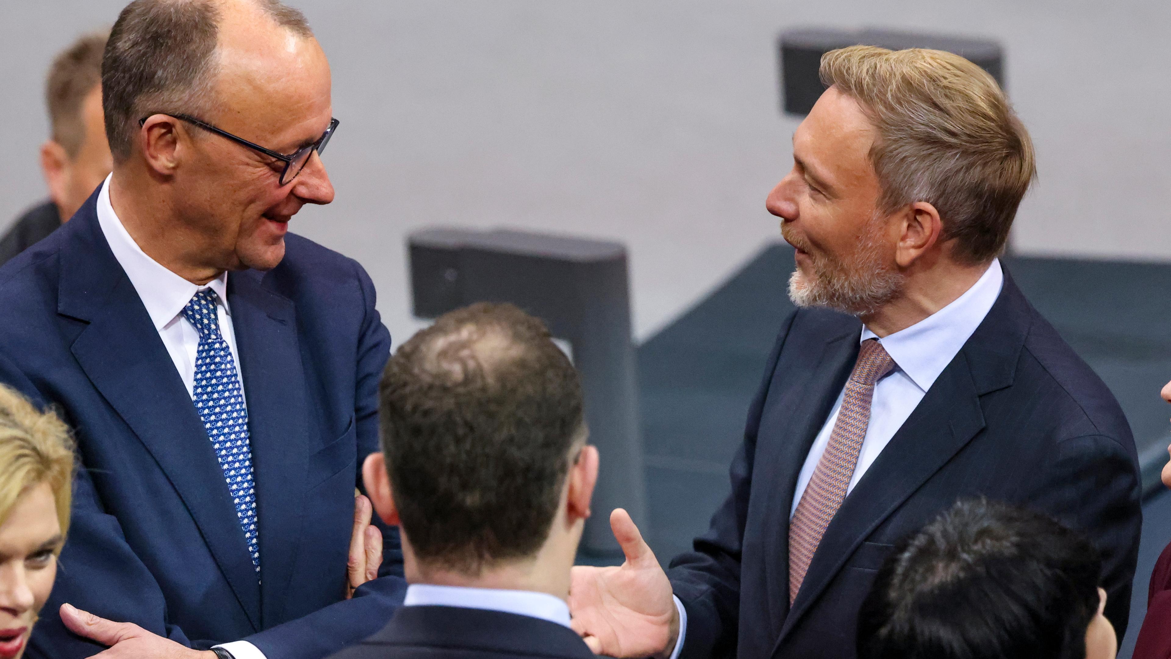 Christian Lindner und Friedrich Merz unterhalten sich in der Bundestagssitzung, in der Olaf Scholz die Vertrauensfrage stellt.