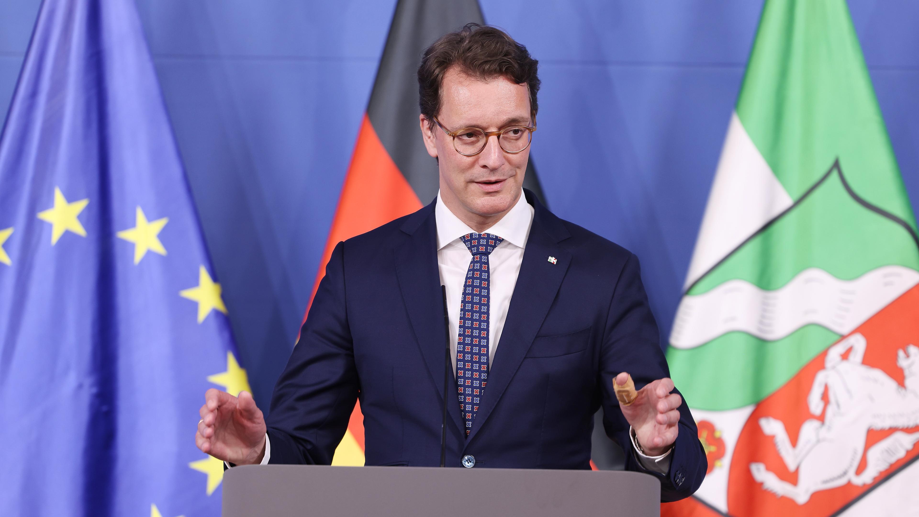 Hendrik Wüst (CDU), Ministerpräsident des Landes Nordrhein-Westfalen, spricht auf einer Pressekonferenz.