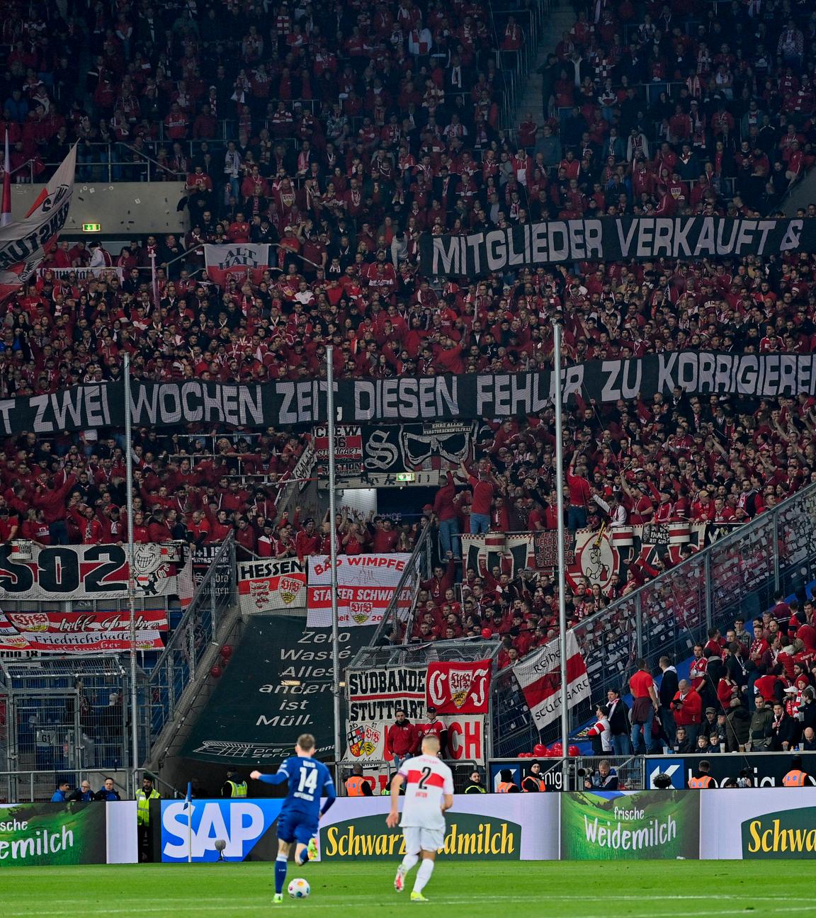 Bundesliga, TSG Hoffenheim - VfB Stuttgart am 16. März 2024: Plakat-Aktion von VfB-Fans gegen die Abwahl von Klub-Präsident Claus Vogt durch die Aufsichtsratssitzung