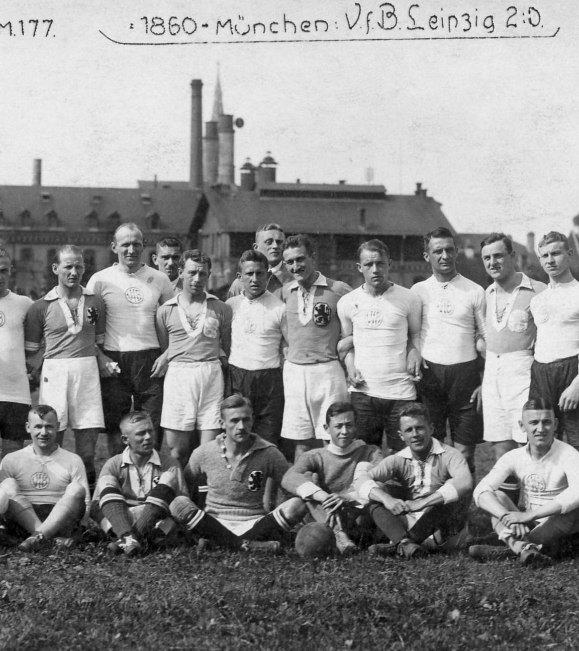 Gruppenfoto vor dem Spiel TSV 1860 München gegen VfB Leipzig im Jahre 1921