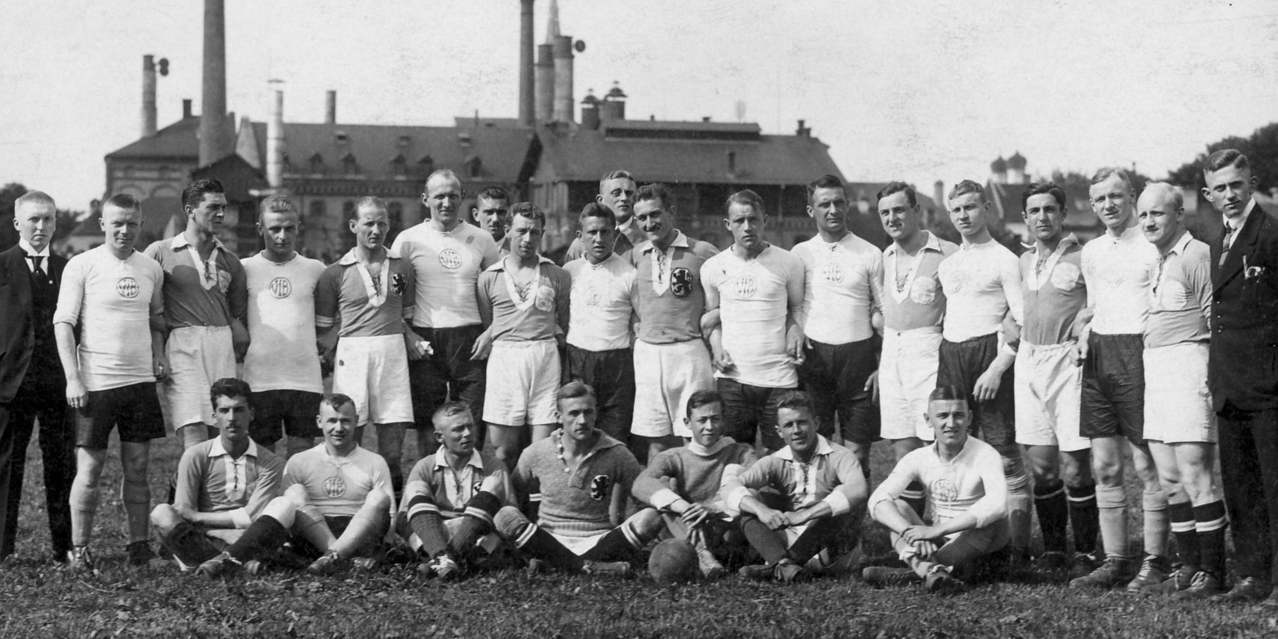 Gruppenfoto vor dem Spiel TSV 1860 München gegen VfB Leipzig im Jahre 1921