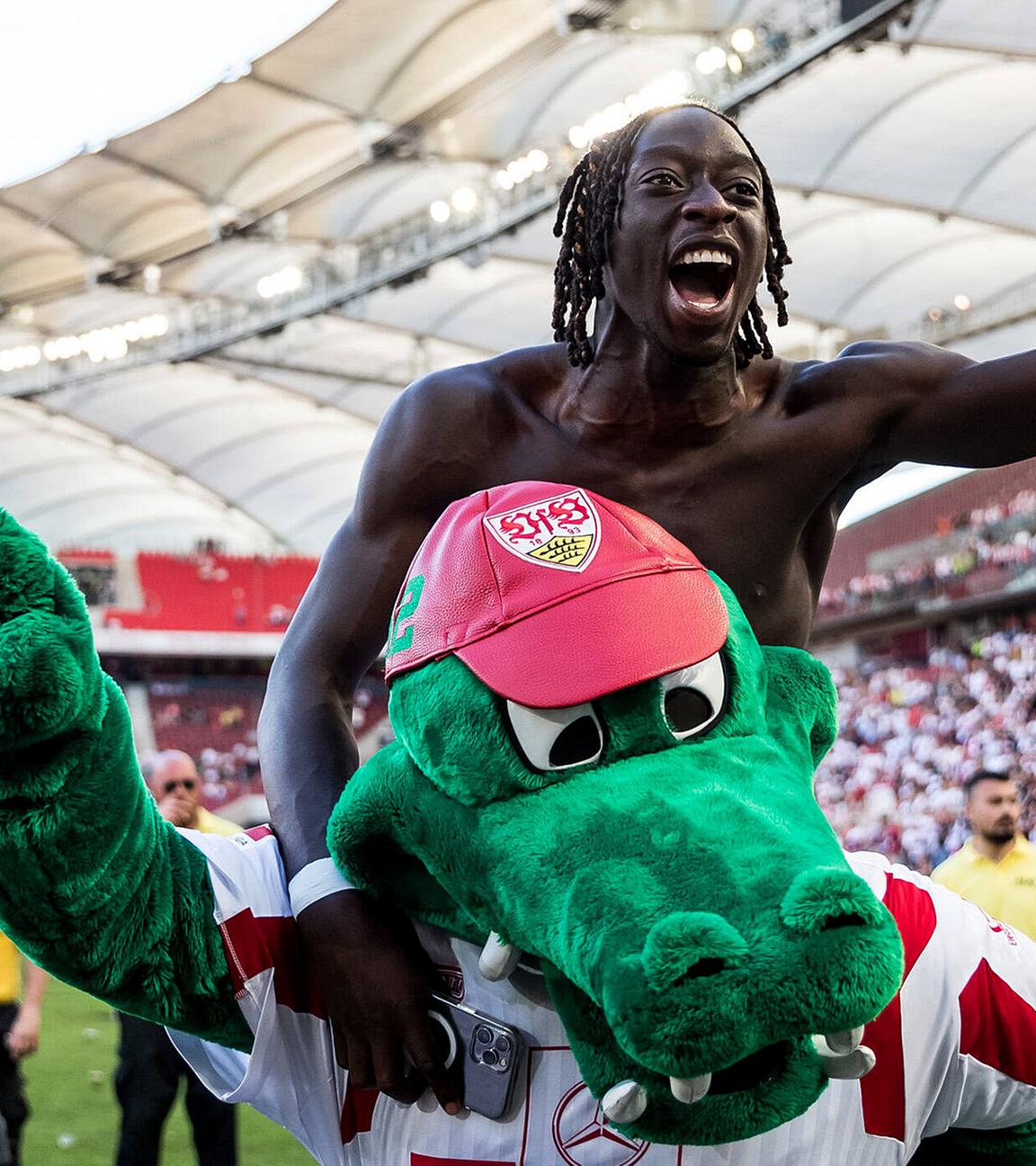 Tanguy Coulibaly (VfB Stuttgart, 7) jubelt auf dem Rücken des Maskottchens Fritzle am 14.05.2022.