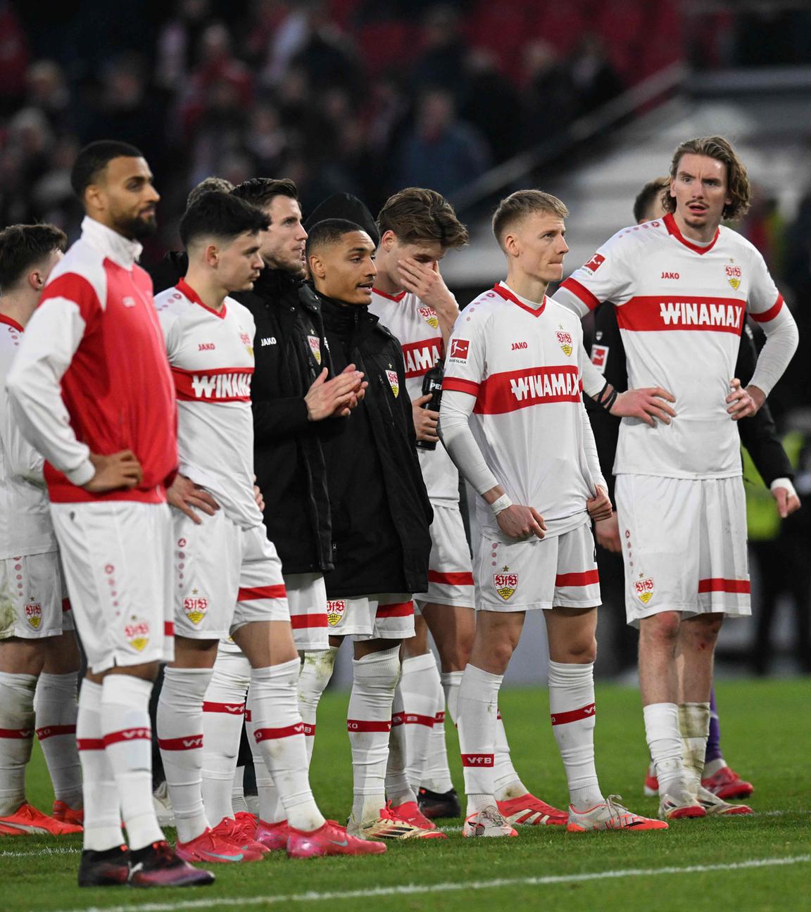 Der VfB Stuttgart steht vor den Fans nach dem Ende des deutschen Erstligisten-Bundesligisten zwischen dem VfB Stuttgart und Borussia Mönchengladbach in Stuttgart