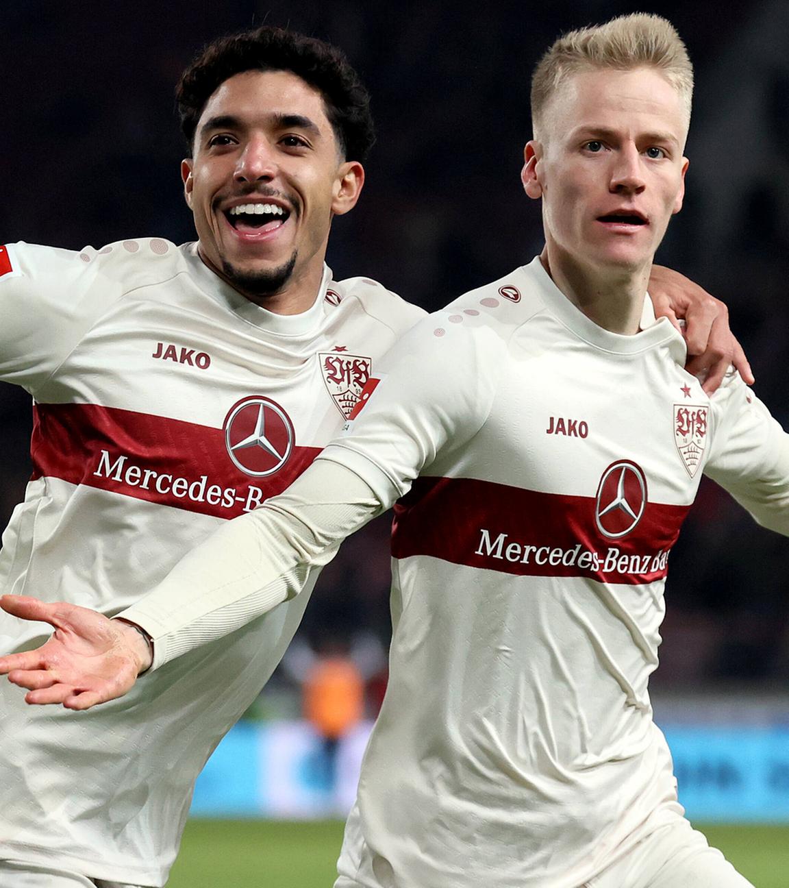 Torjubel von Omar Marmosh, Chris Führich (beide VfB Stuttgart) nach 2:2 durch Führich am 05.03.2022 in Stuttgart.