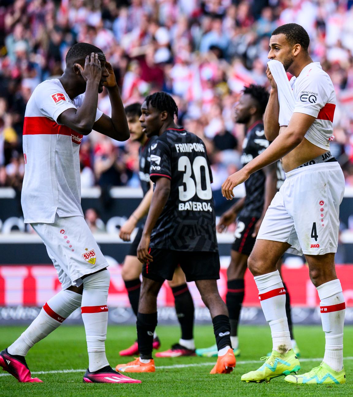 14.05.2023, Baden-Württemberg, Stuttgart: Fußball: Bundesliga, VfB Stuttgart - Bayer Leverkusen, 32. Spieltag, Mercedes-Benz-Arena. Stuttgarts Josha Vagnoman (r) und Stuttgarts Serhou Guirassy (l) reagieren unzufrieden.