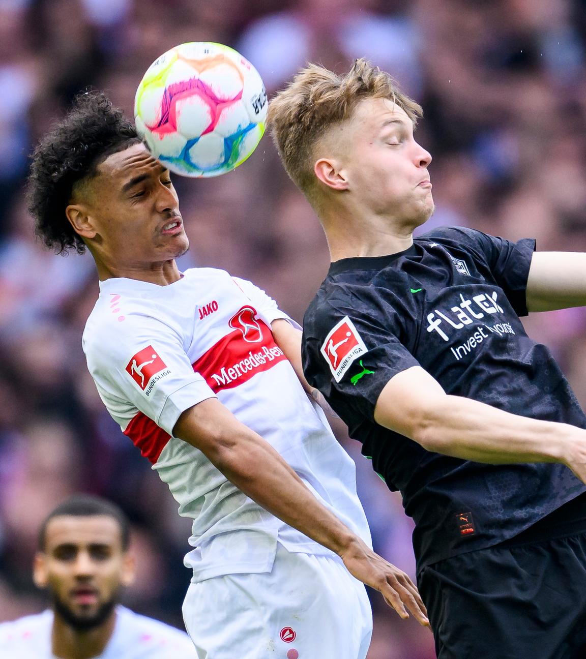 29.04.2023, Baden-Württemberg, Stuttgart: Fußball: Bundesliga, VfB Stuttgart - Bor. Mönchengladbach, 30. Spieltag, Mercedes-Benz-Arena. Stuttgarts Enzo Millot (l) in Aktion gegen Gladbachs Luca Netz (r).