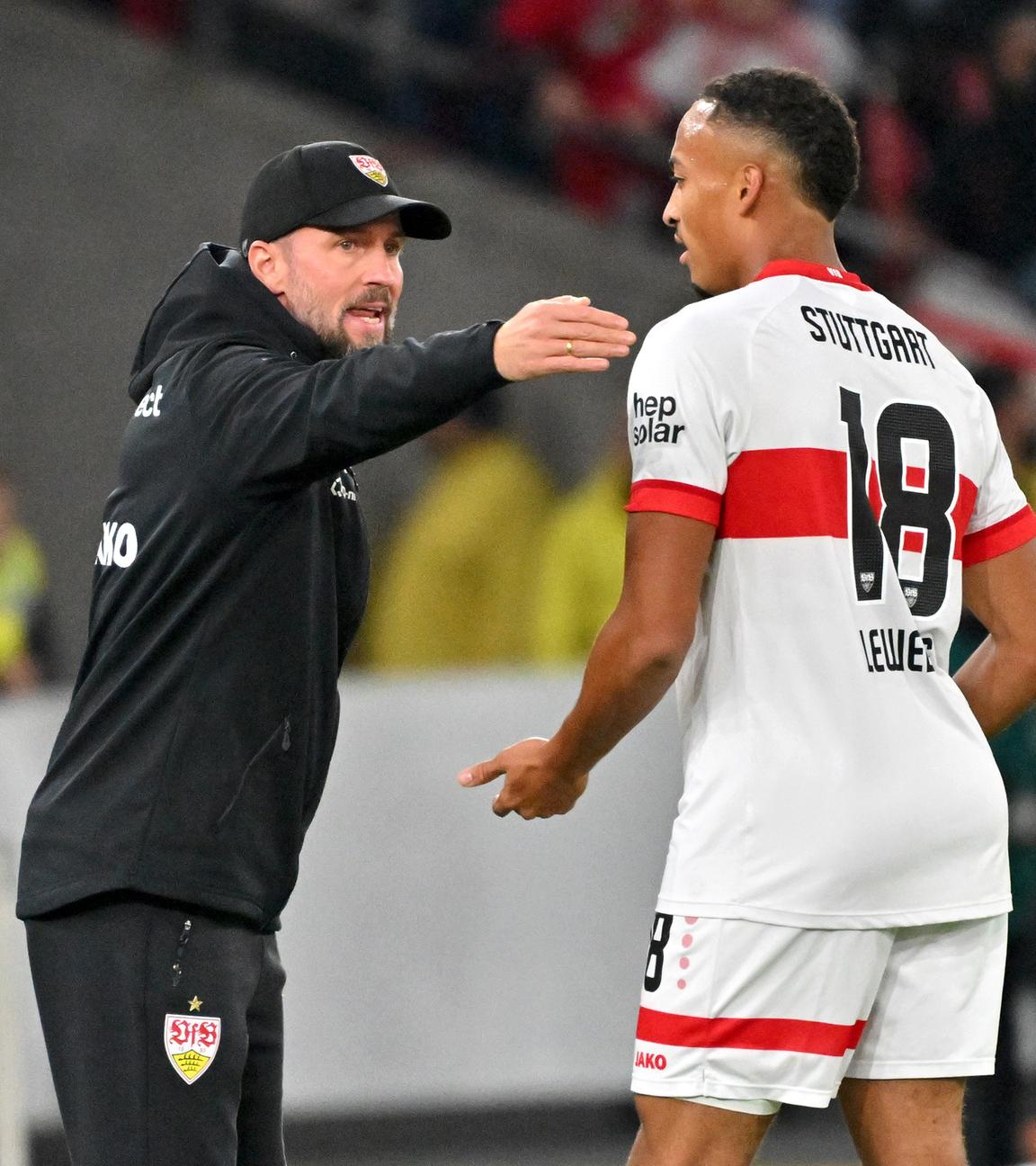 Fußball: Bundesliga, VfB Stuttgart - TSG 1899 Hoffenheim: Stuttgarts Cheftrainer Sebastian Hoeneß (l) gibt Anweisungen an Stuttgarts Jamie Leweling.