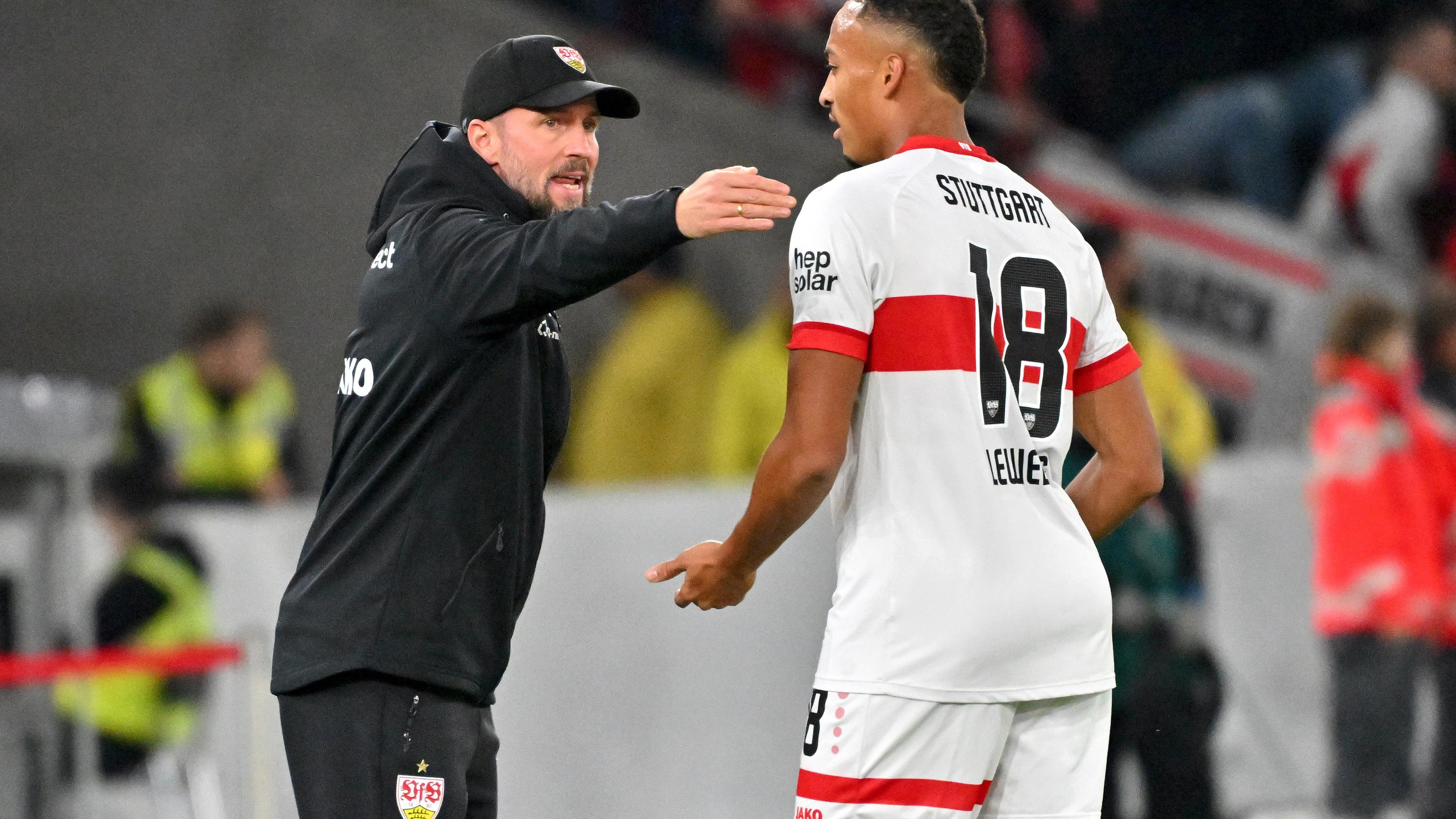 Fußball: Bundesliga, VfB Stuttgart - TSG 1899 Hoffenheim: Stuttgarts Cheftrainer Sebastian Hoeneß (l) gibt Anweisungen an Stuttgarts Jamie Leweling.