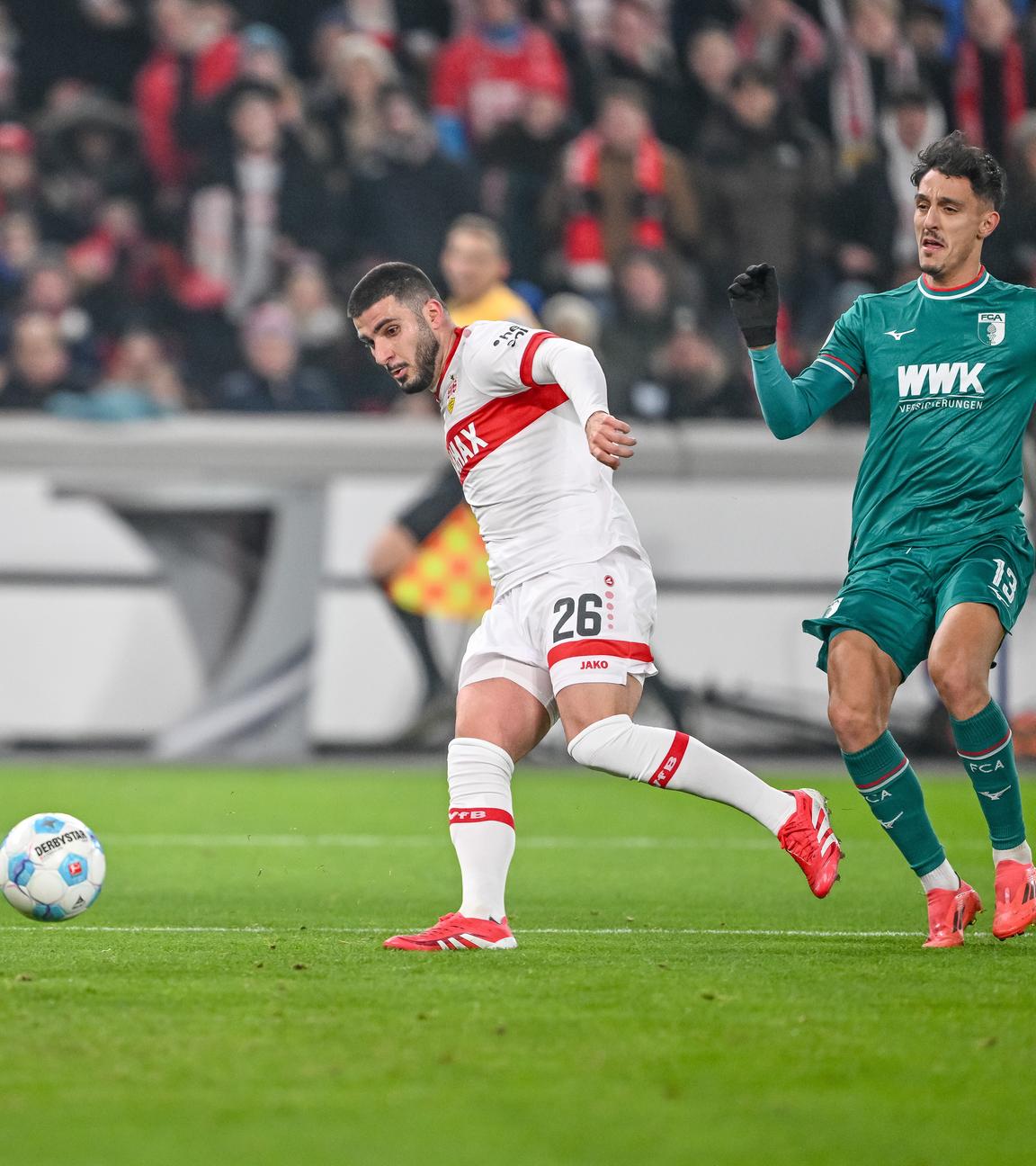 Stuttgarts Torjäger Deniz Undav (Mitte) gegen Torwart Nediljko Labrovic (l.) und Dimitris Giannoulis vom FC Augsburg