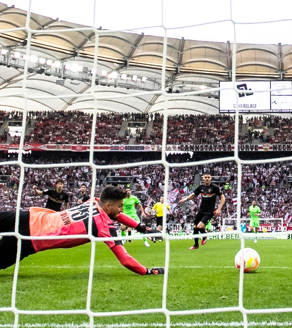 Wolfsburgs Omar Marmoush macht das Tor zum 0:1 gegen Stuttgarts Torwart Fabian Bredlow (l).