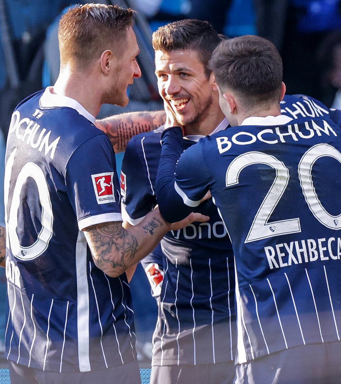 Die Spieler des VfL Bochum bejubeln das Tor zum 2:1 durch Anthony Losilla (VfL Bochum 1848) am 05.03.2022 in Bochum.