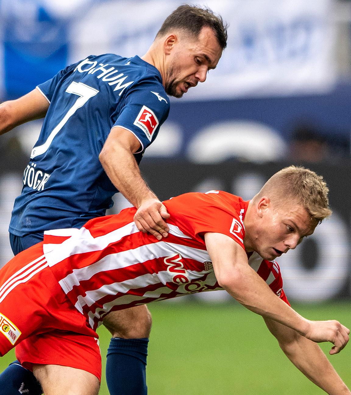 Bochums Kevin Stöger (l) und Berlins Andras Schäfer kämpfen um den Ball am 23.10.2022 in Bochum.