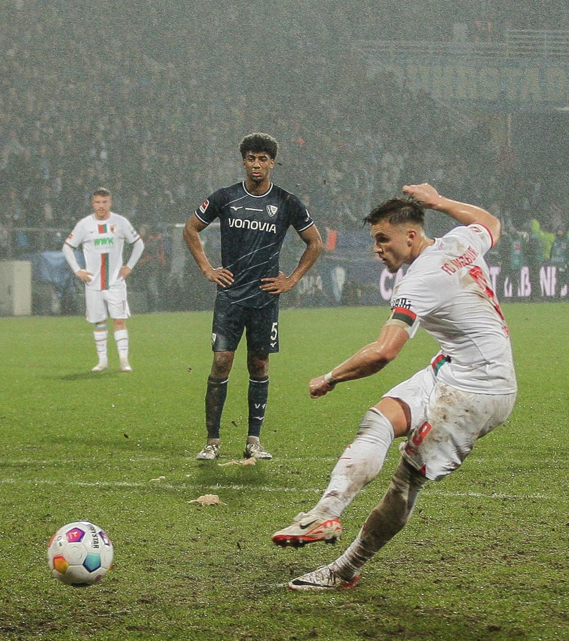 Ermedin Demirovic (FC Augsburg 9) gleicht per Elfmeter zum 1:1 aus.