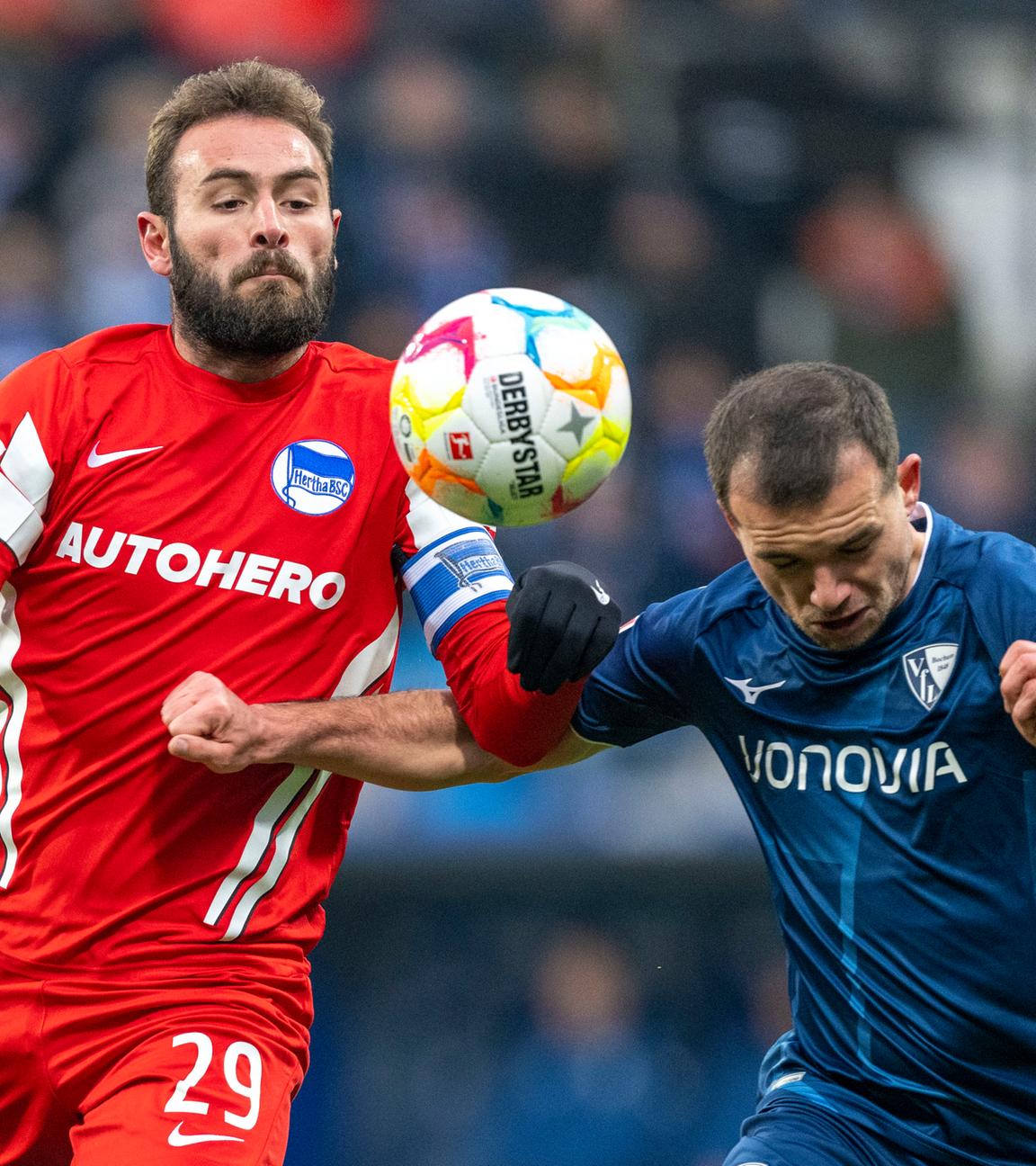 21.01.2023, Nordrhein-Westfalen, Bochum: Fußball: Bundesliga, VfL Bochum - Hertha BSC Berlin, 16. Spieltag, Vonovia Ruhrstadion: Berlins Lucas Tousart (l) und Bochums Kevin Stöger kämpfen um den Ball. 