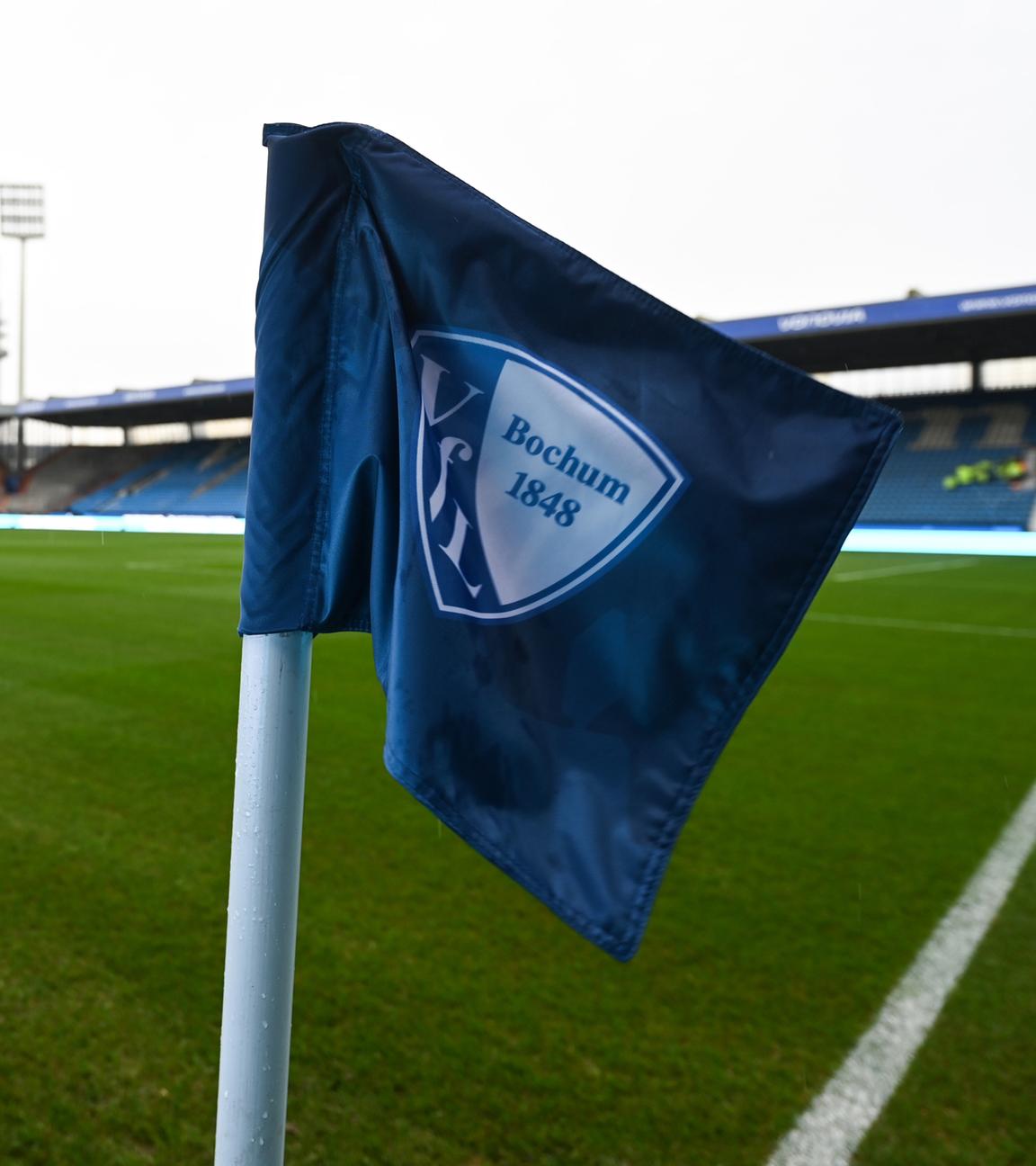 Eine Eckfahne mit dem Logo des VfL Bochum steht an der Ecke des Spielfelds im Vonovia Ruhrstadion.