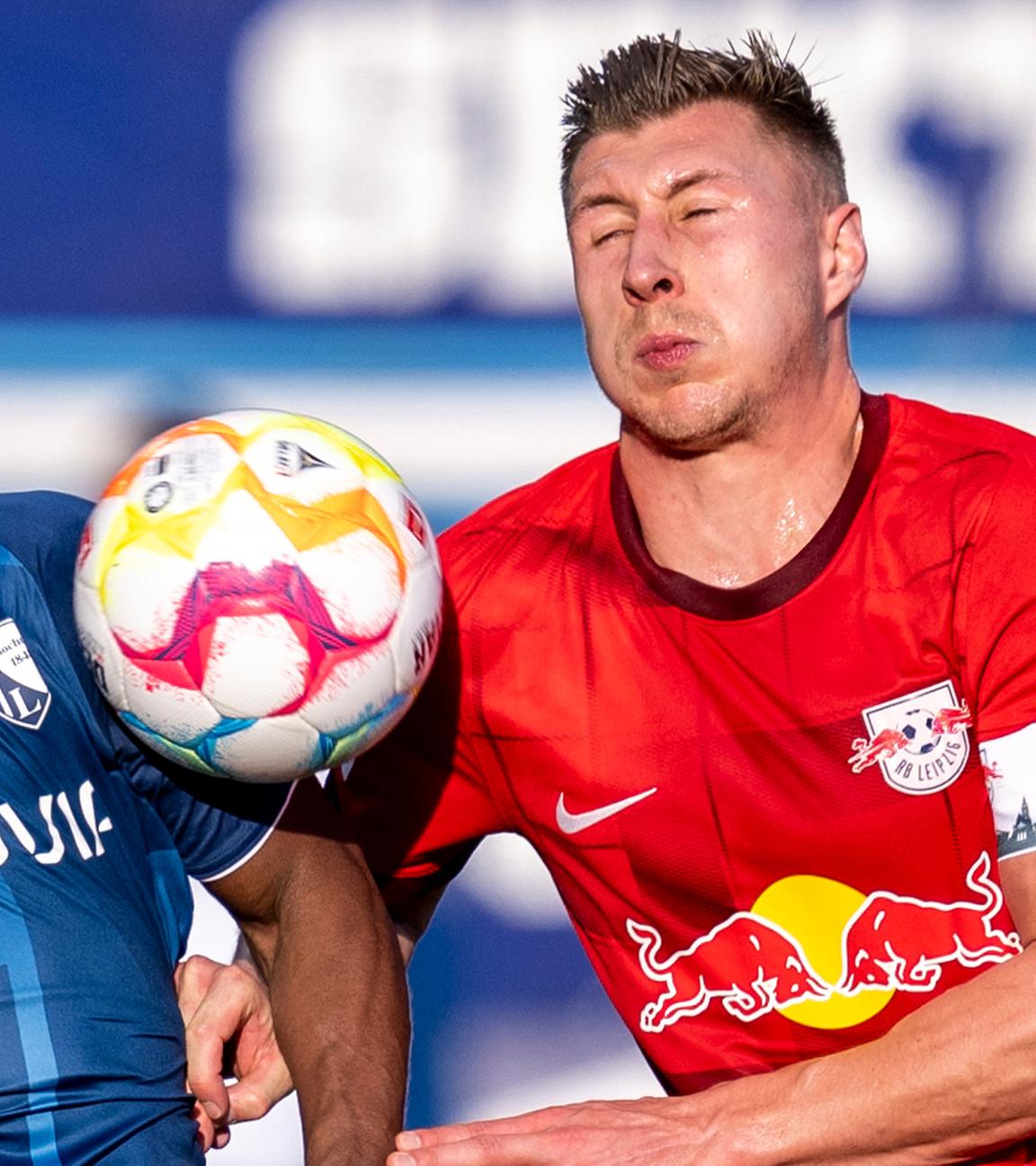 Bochums Christopher Antwi-Adjei (l) und Leipzigs Willi Orban kämpfen um den Ball.