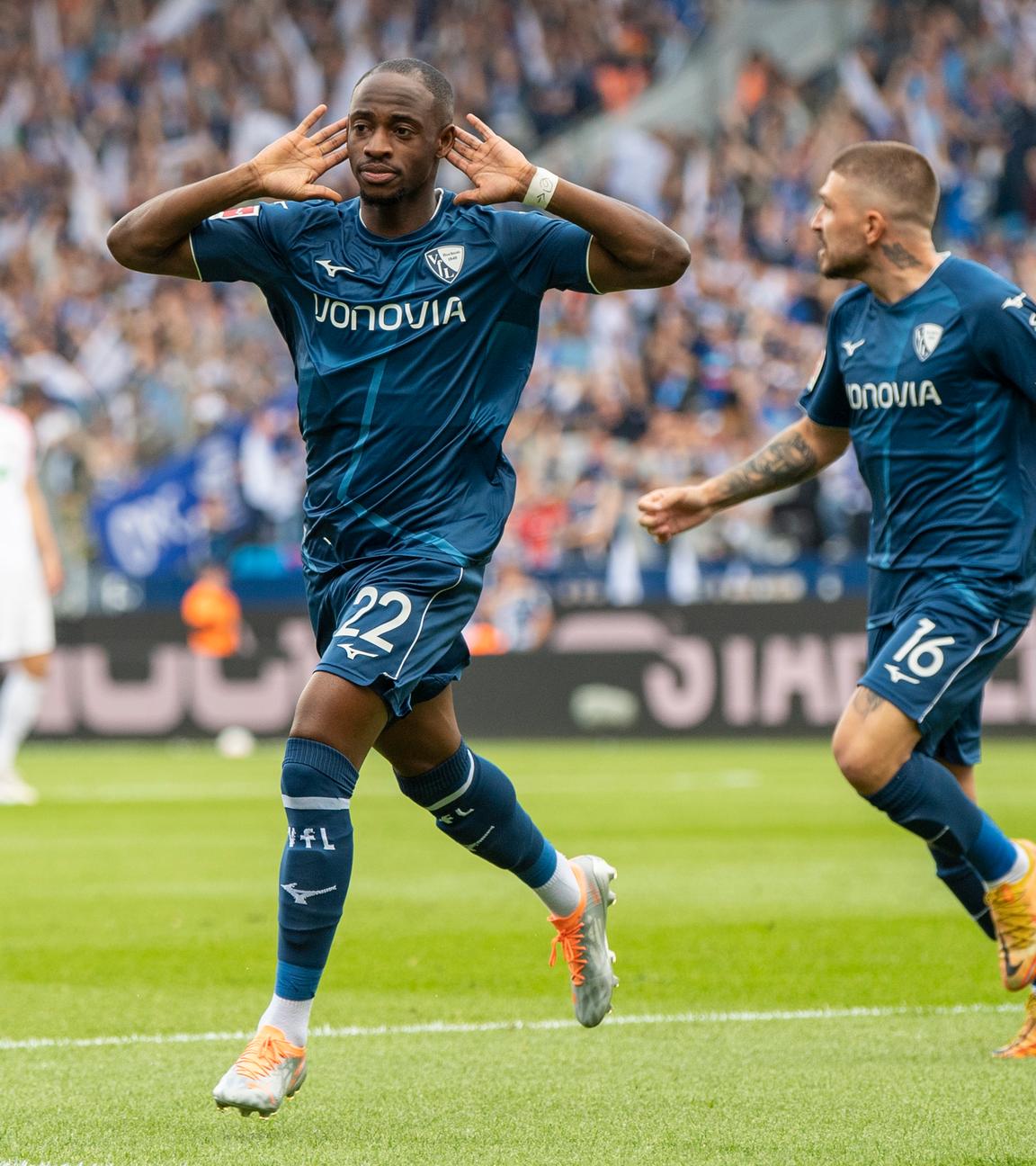 13.05.2023, Nordrhein-Westfalen, Bochum: Fußball: Bundesliga, VfL Bochum - FC Augsburg, 32. Spieltag, Vonovia Ruhrstadion: Bochums Christopher Antwi-Adjei (l) jubelt nach seinem Tor zum 1:0 mit Bochums Kostas Stafylidis.