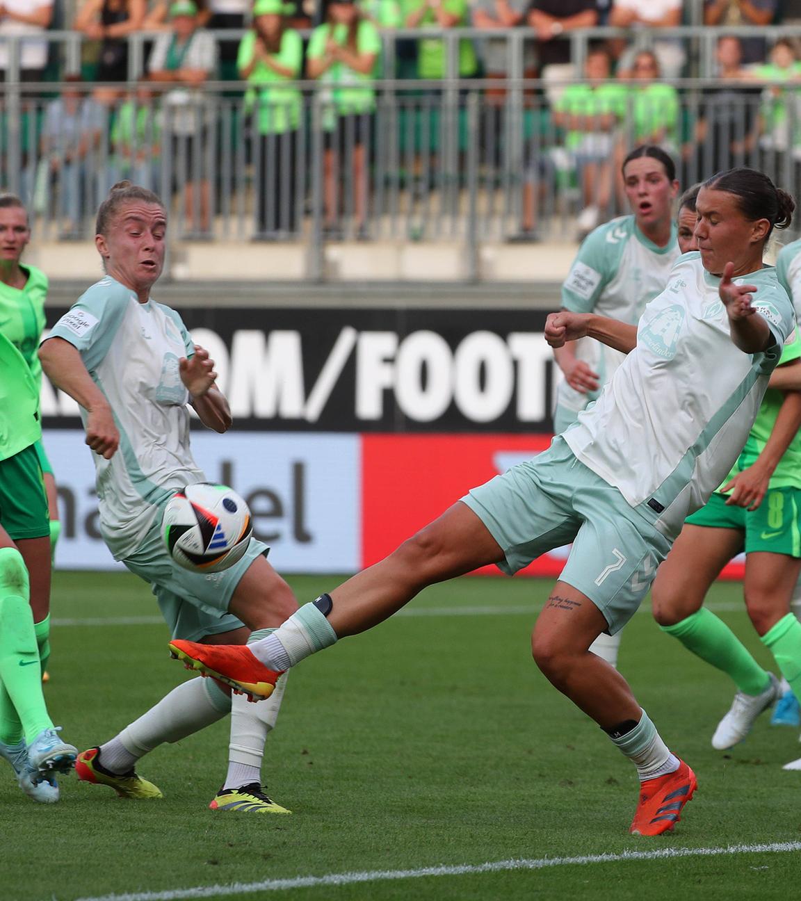 Lara Schmidt (Werder Bremen), Lynn Wilms (VfL Wolfsburg) Wolfsburg kämpfen um den Ball.