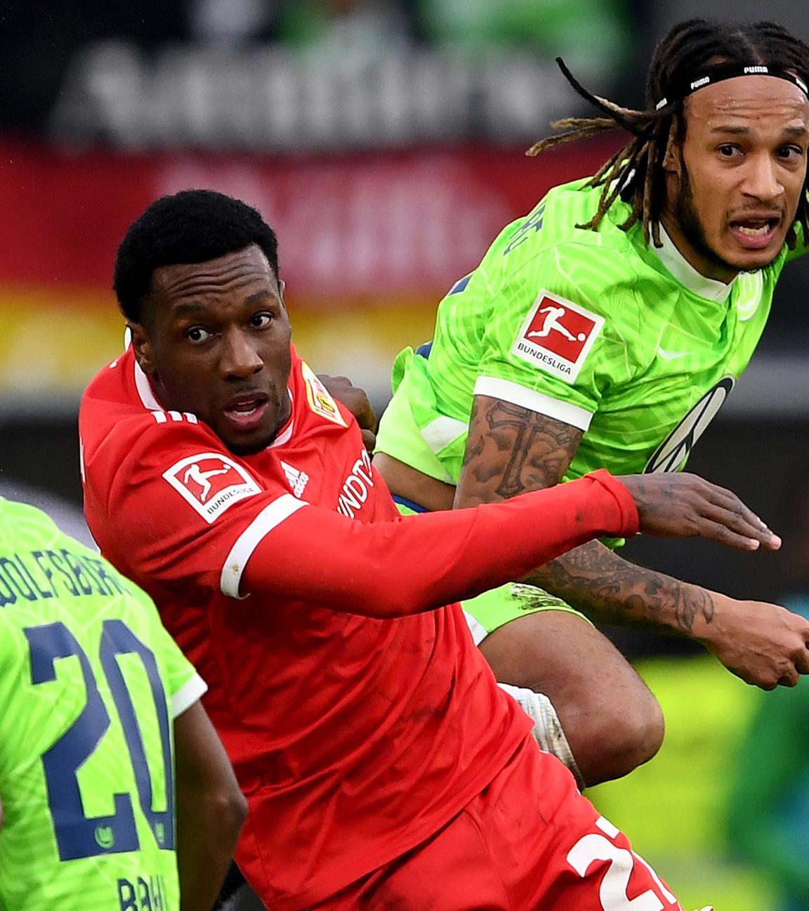 Berlins Sheraldo Becker (M) spielt gegen Wolfsburgs Ridle Baku (l) und Wolfsburgs Kevin Mbabu am 05.03.2022 in Wolfsburg.