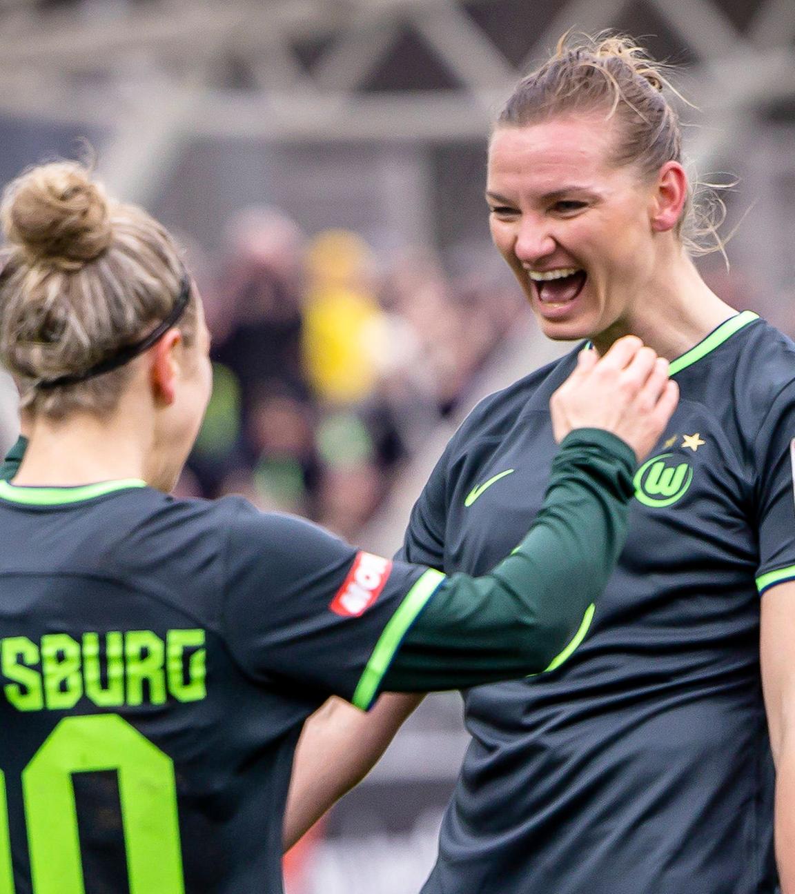 Alexandra Popp (VFL Wolfsburg 11) koepft zum 2:0 fuer den Gast und freut sich mit Svenja Huth (VFL Wolfsburg 10).