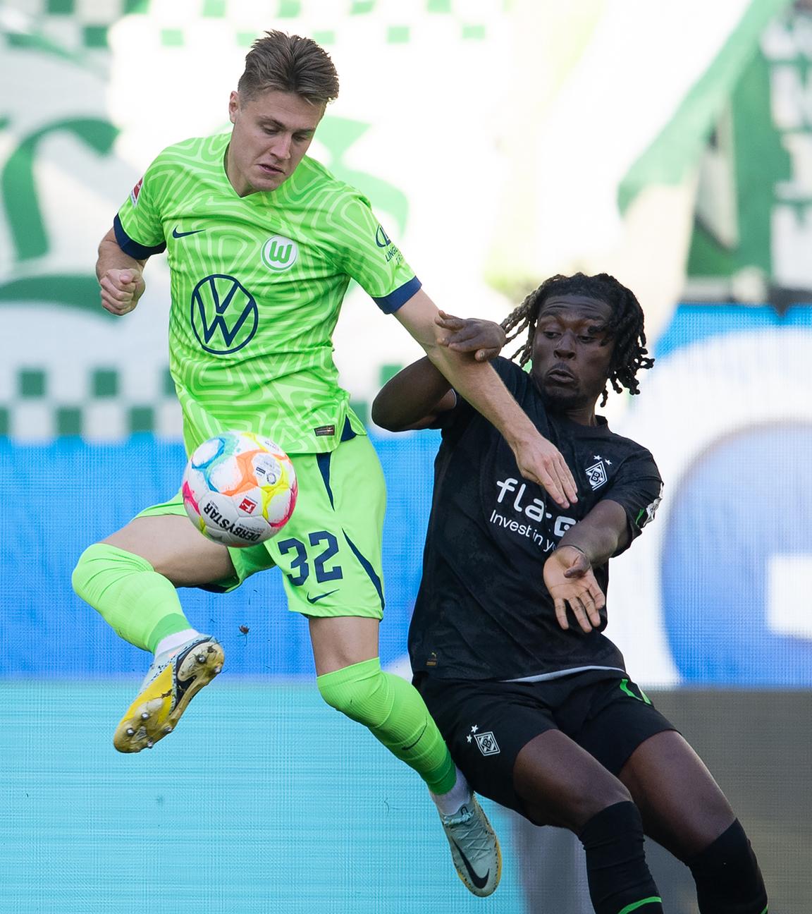 15.10.2022, Niedersachsen, Wolfsburg: Fußball: Bundesliga, VfL Wolfsburg - Borussia Mönchengladbach, 10. Spieltag, Volkswagen Arena. Wolfsburgs Mattias Svanberg (l) spielt gegen Gladbachs Manu Kone.