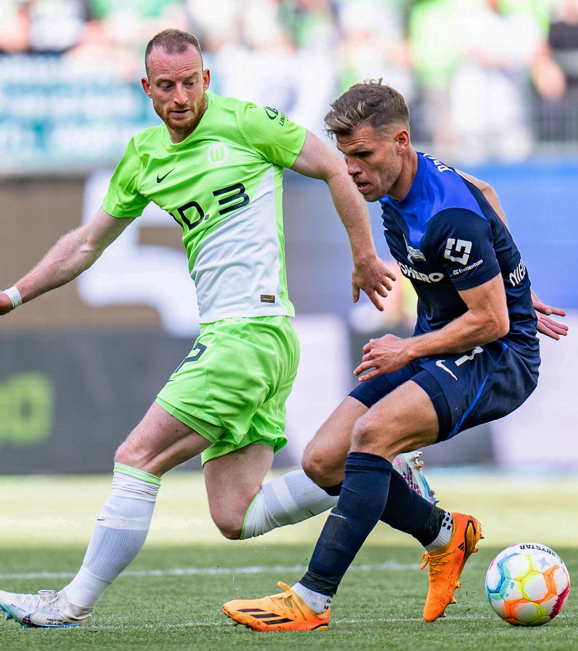 Fussball, 1. Bundesliga, 34. Spieltag, 27.05.2023, VfL Wolfsburg gegen Hertha BSC, Florian Niederlechner (Hertha BSC, 7) und Maximilian Arnold (VfL Wolfsburg, 27) im Zweikampf