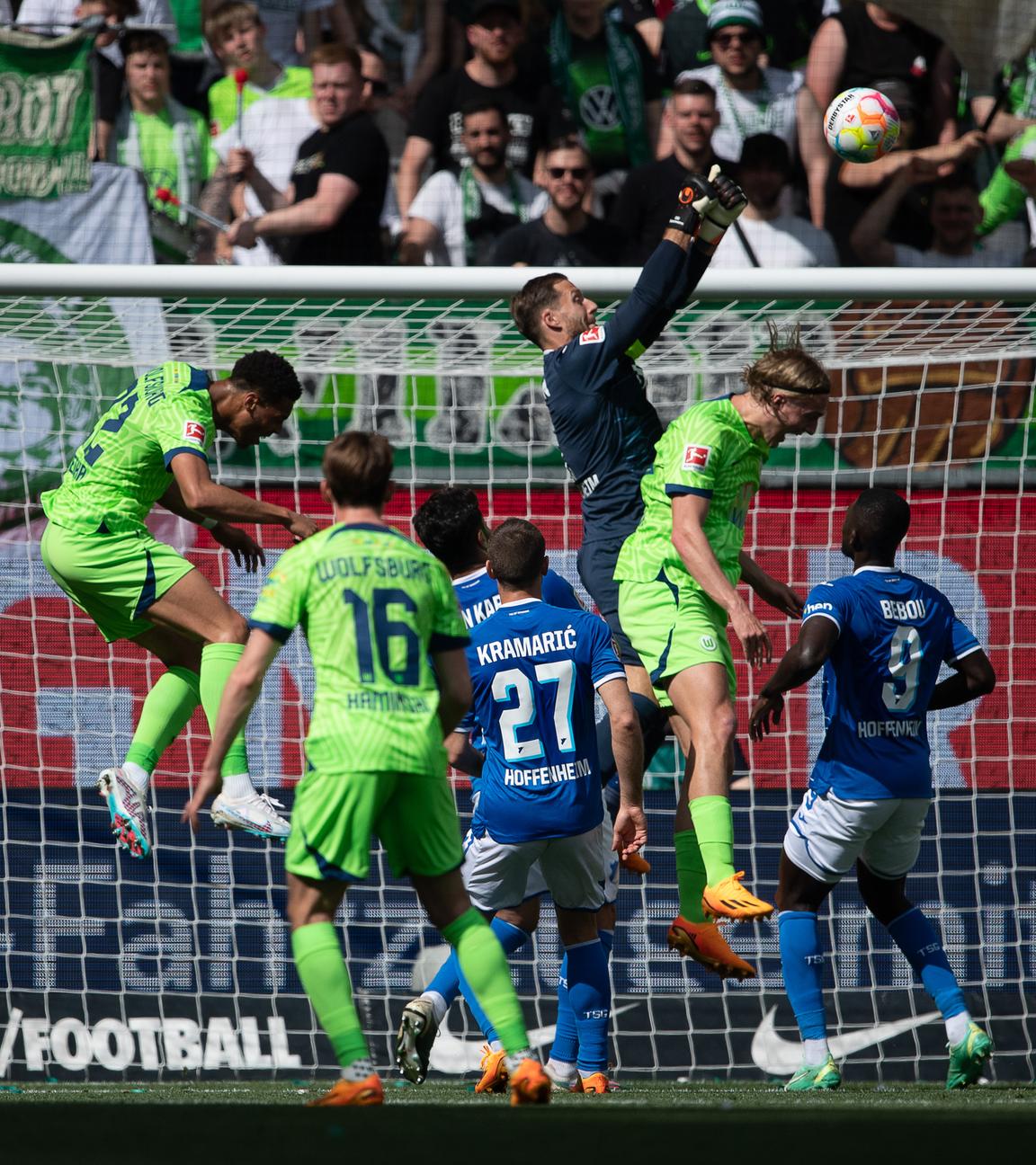 13.05.2023, Niedersachsen, Wolfsburg: Fußball: Bundesliga, VfL Wolfsburg - TSG 1899 Hoffenheim, 32. Spieltag, Volkswagen Arena. Hoffenheims Torwart Oliver Baumann spielt den Ball.