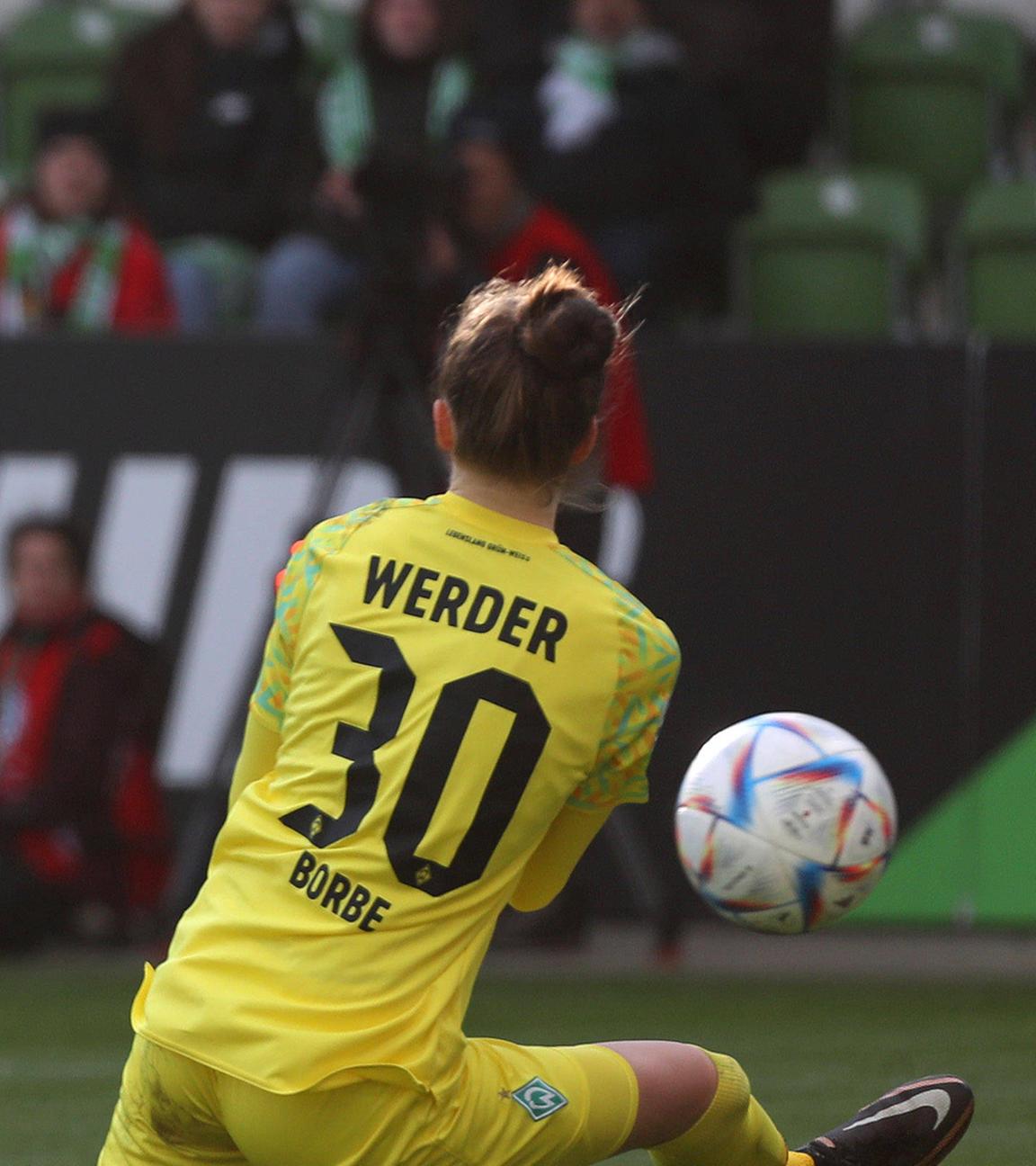 Ewa Pajor (VfL Wolfsburg) schießt Tor zum 6:0.