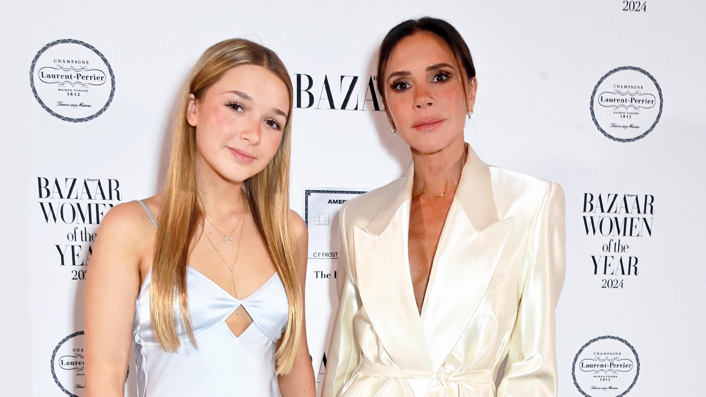 Victoria Beckham und ihre Tochter Harper auf "Women of the Year"-Gala 2024. 