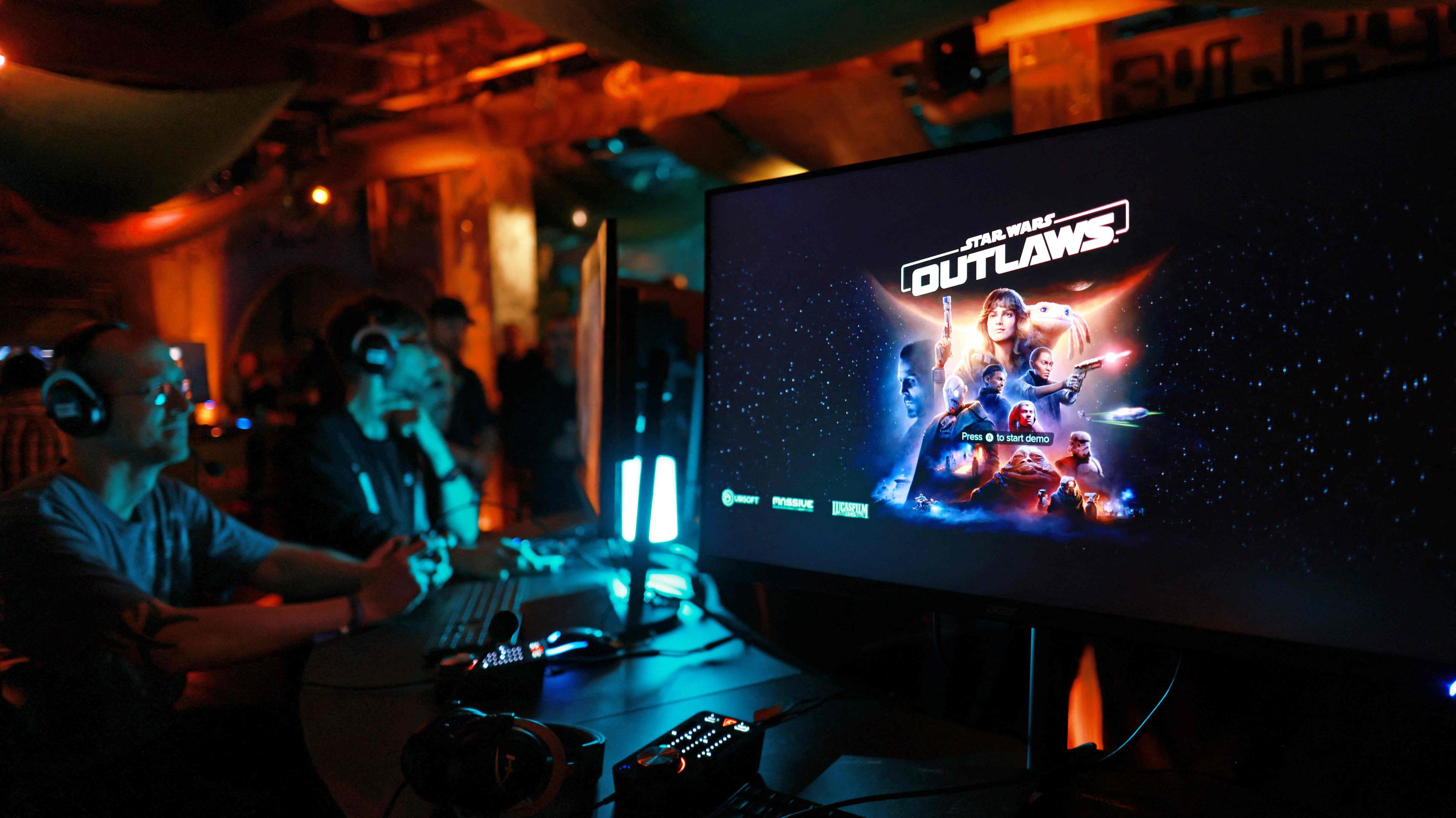 Menschen spielen das Videospiel "Star Wars Outlaws".