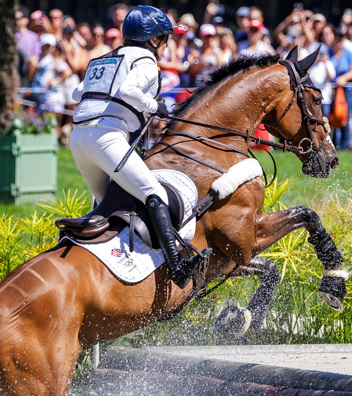 Laura Collett aus Großbritannien reitet auf London 52 durch den Parcours.