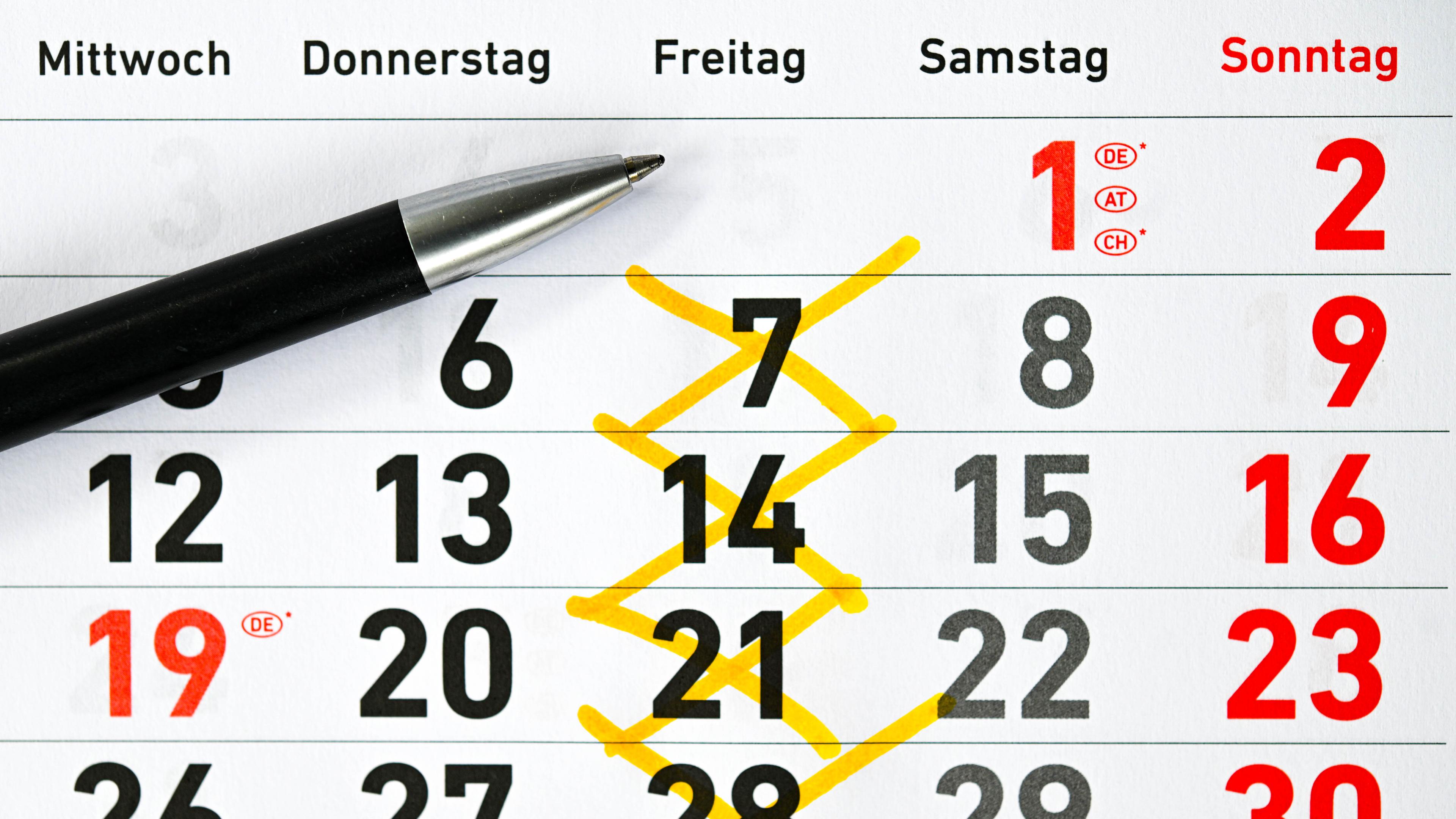 Ein Kalender, die Freitage sind durchgestrichen.