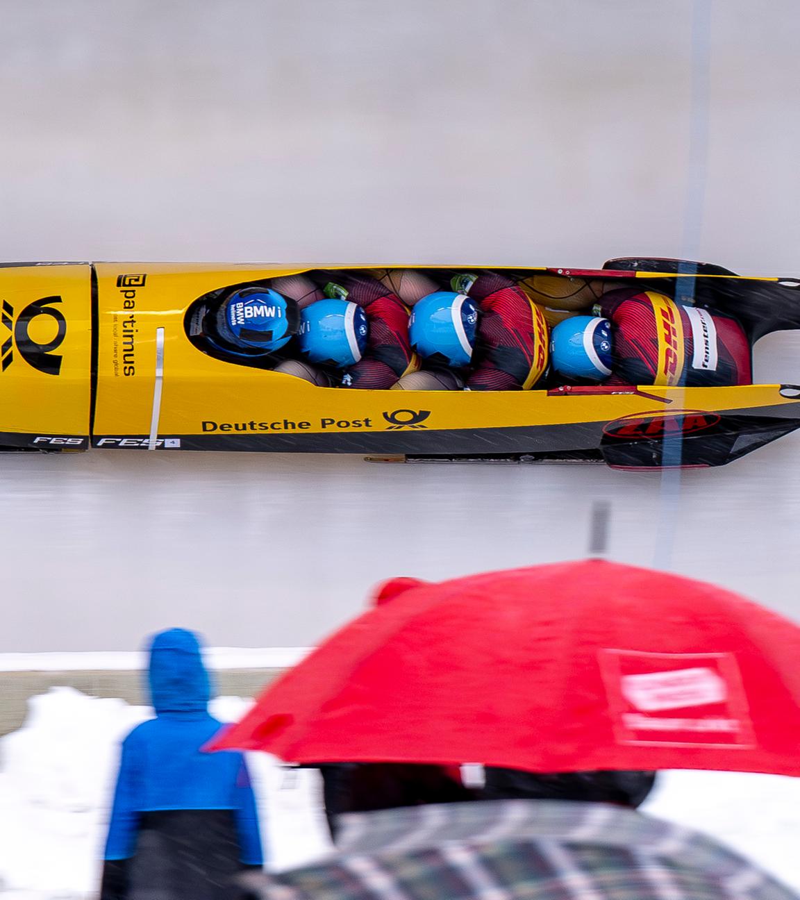 Adam Ammour, Theo Hempel, Benedikt Hertel und Rupert Schenk aus Deutschland fahren durch den Eiskanal.