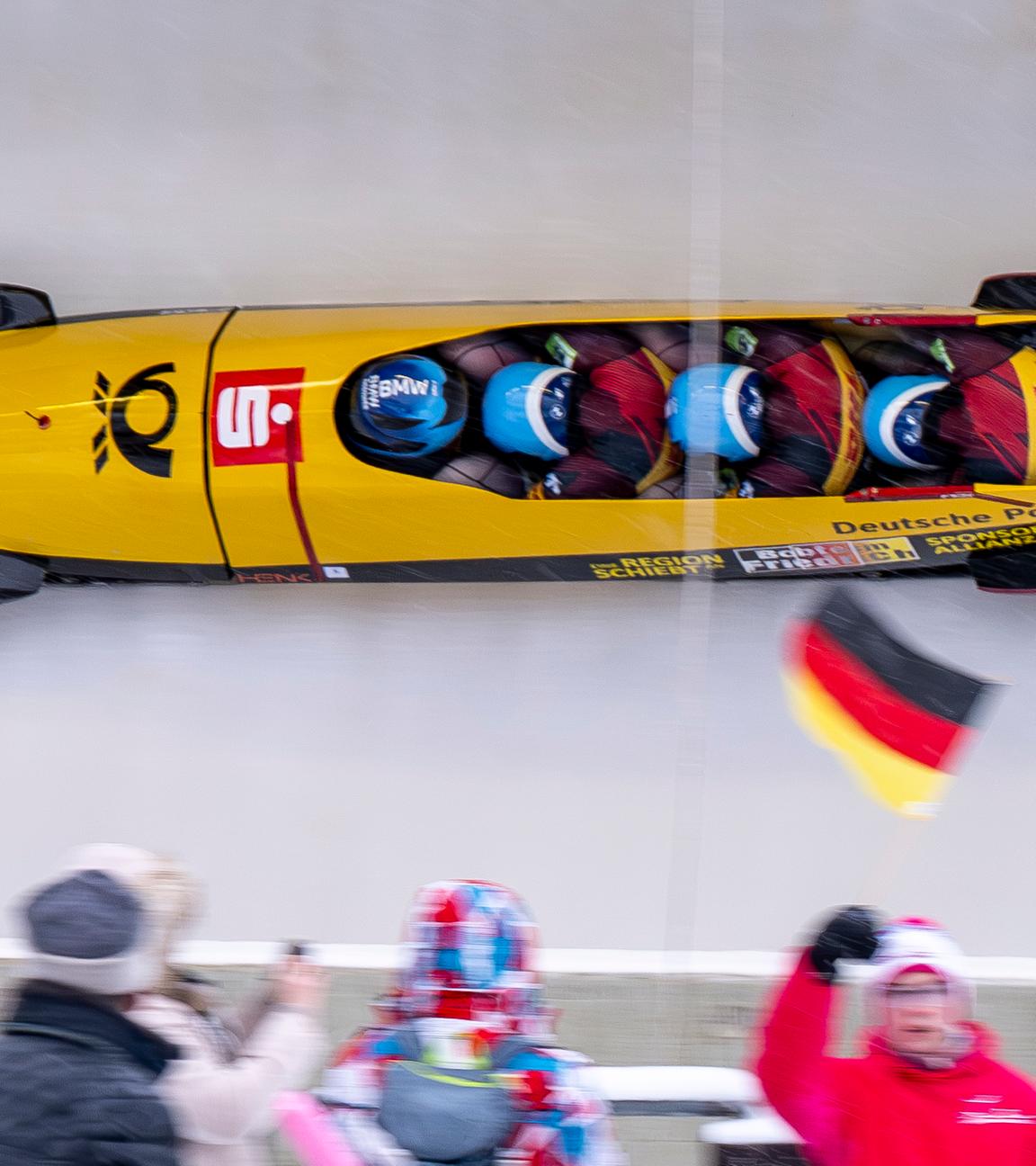 Francesco Friedrich, Simon Wulff, Matthias Sommer und Felix Straub aus Deutschland fahren durch den Eiskanal.