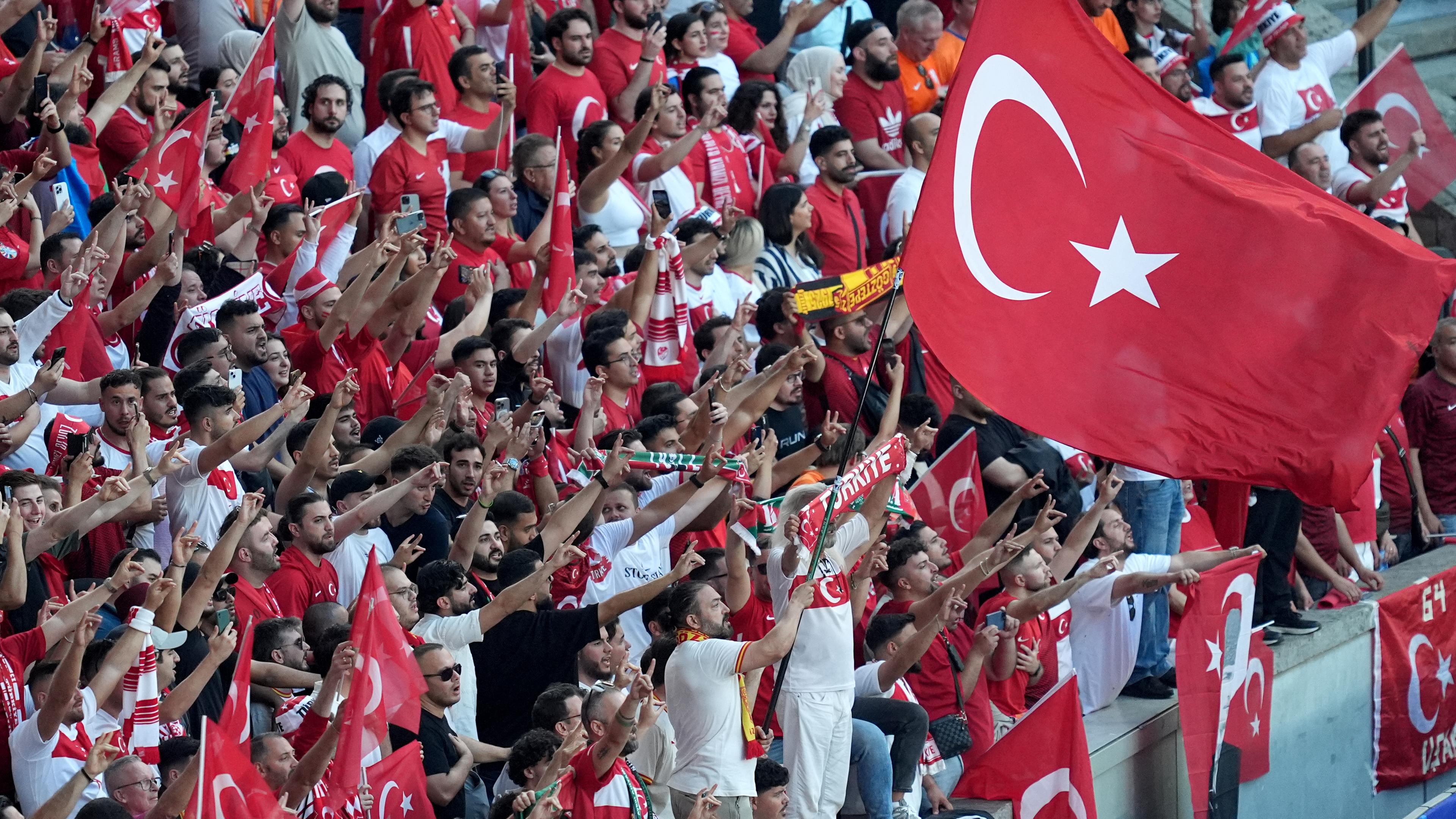 Türkische Fans zeigen Wolfsgruß