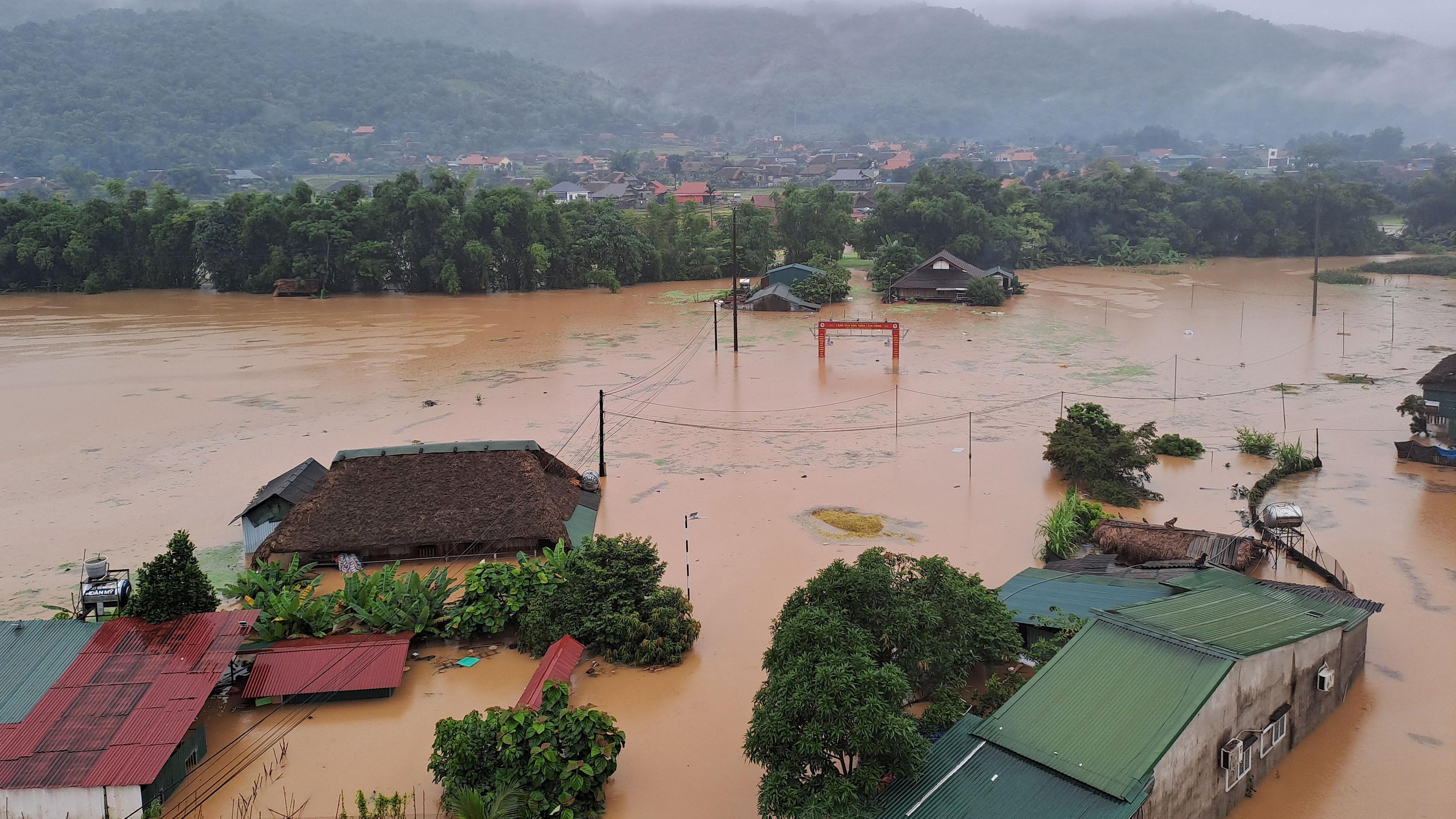 Ein von der Vietnam News Agency zur Verfügung gestelltes Handout-Luftbild zeigt Häuser, die nach heftigen Regenfällen in Ha Giang, Nordvietnam, am 10. Juni 2024 von Überschwemmungen umgeben waren.