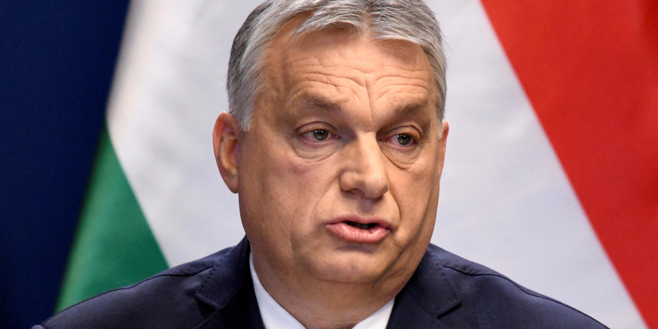 Ungarns Premierminister Viktor Orban vor einer ungarischen Flagge bei einer Pressekonferenz